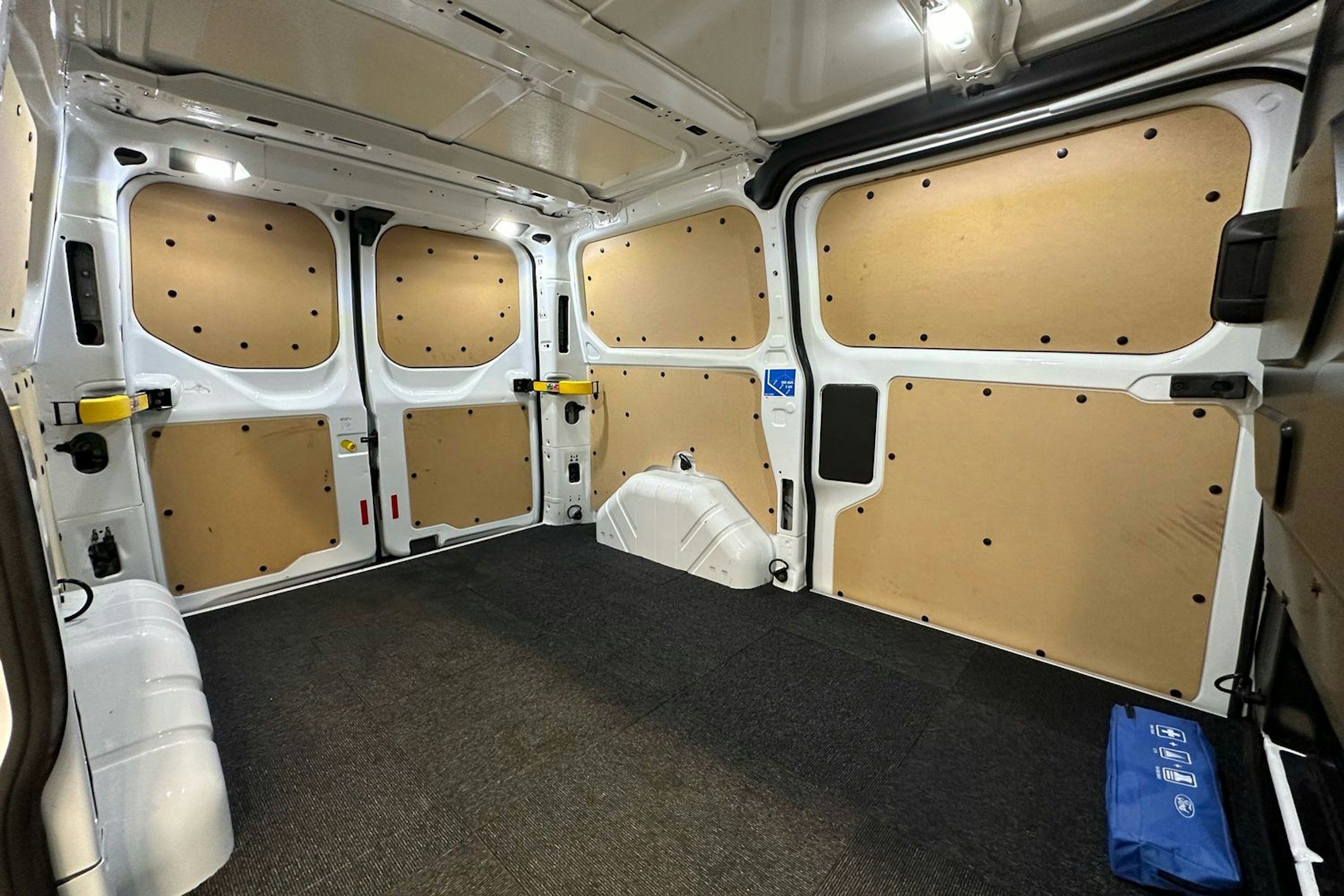 valkoinen Ford Transit Custom 2020 kuva 10.