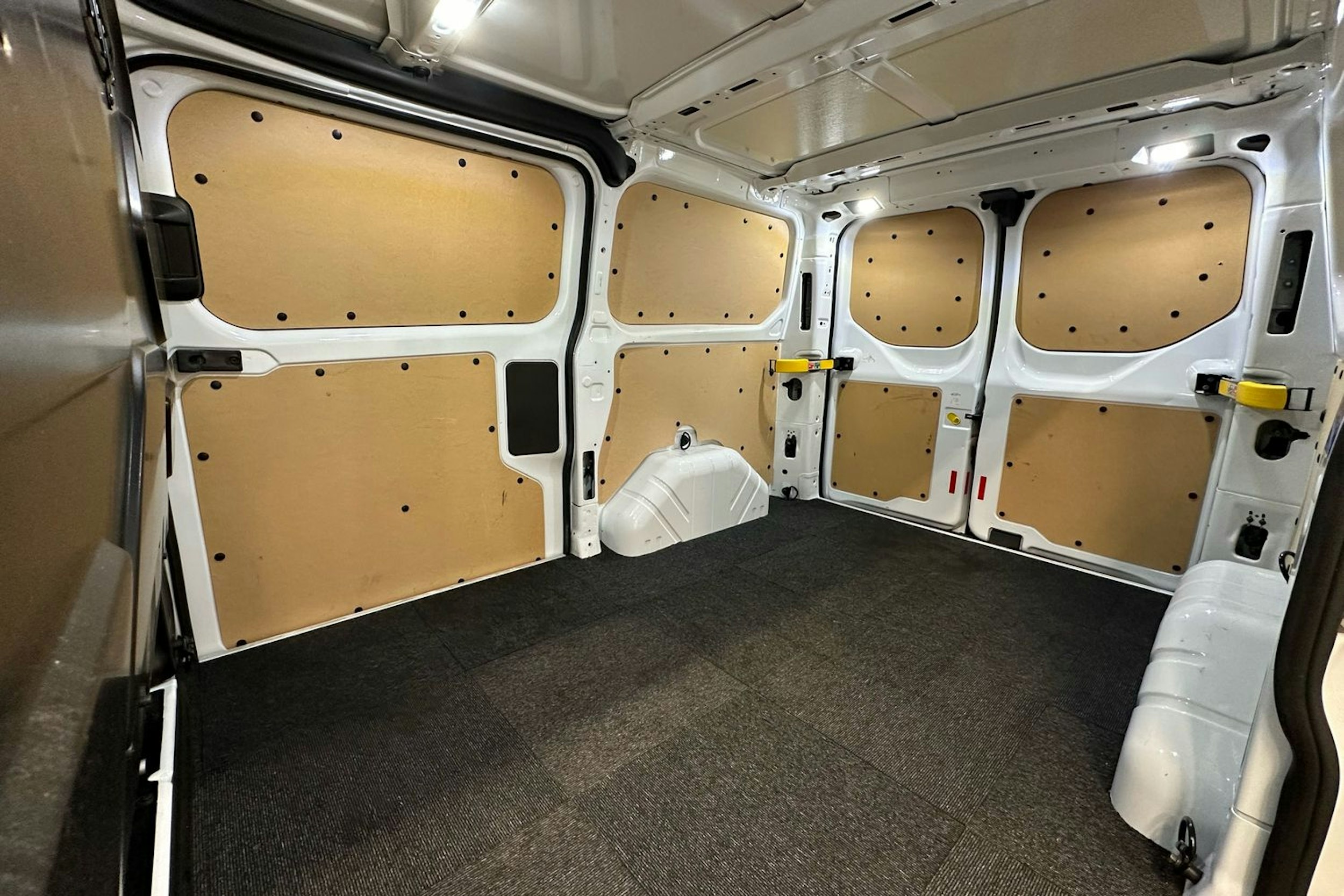 valkoinen Ford Transit Custom 2020 kuva 11.