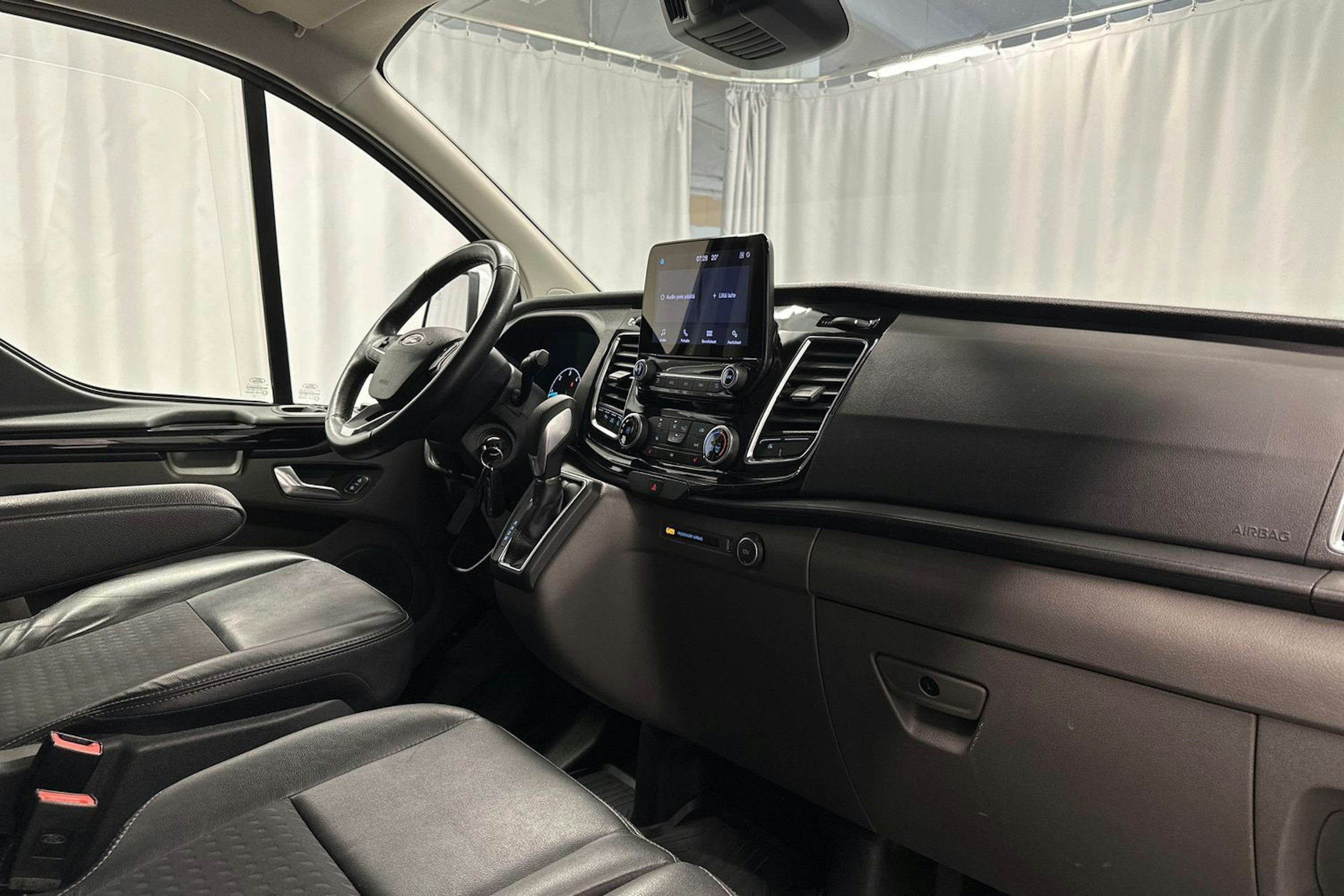 valkoinen Ford Transit Custom 2020 kuva 13.