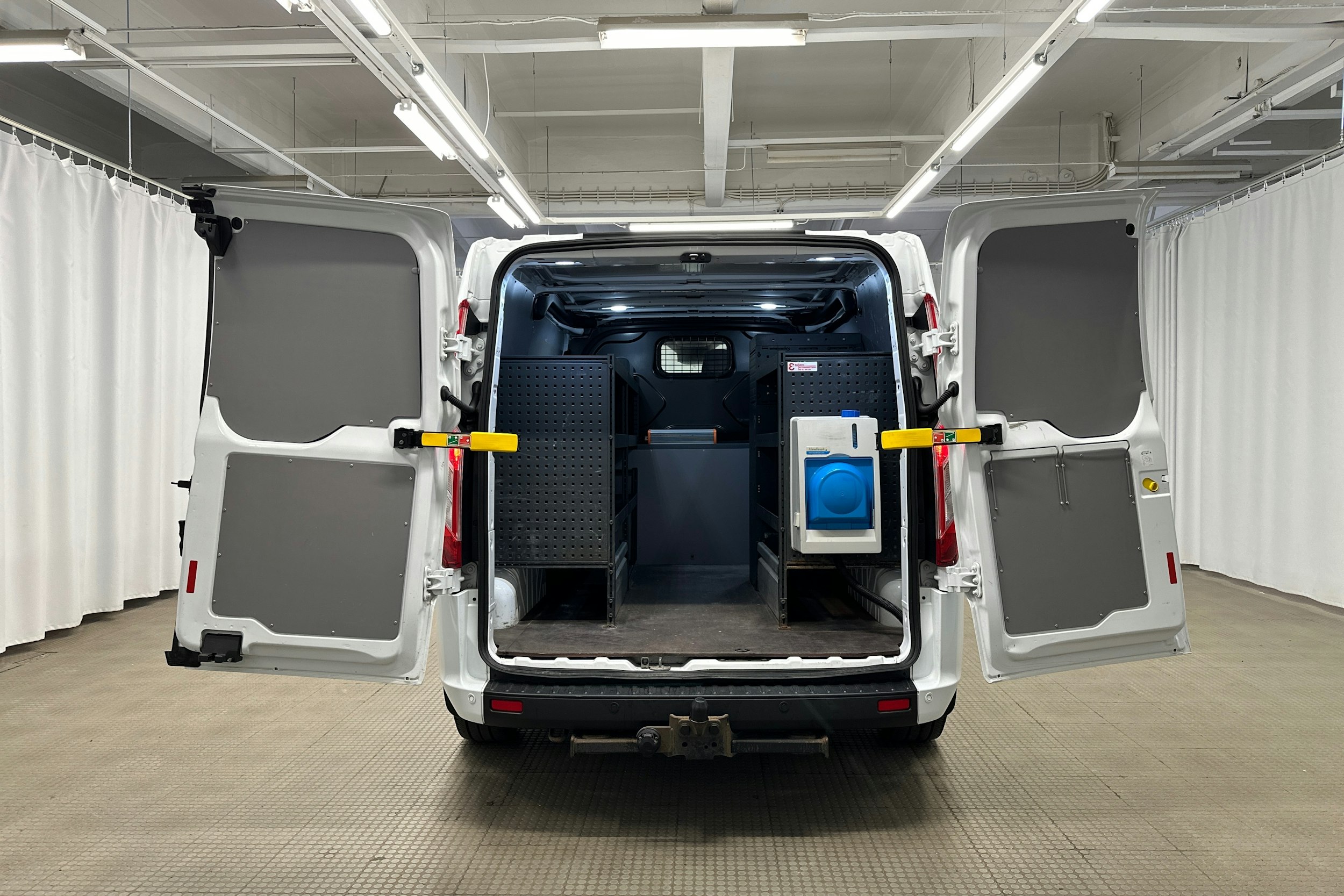 valkoinen Ford Transit Custom 2020 kuva 9.