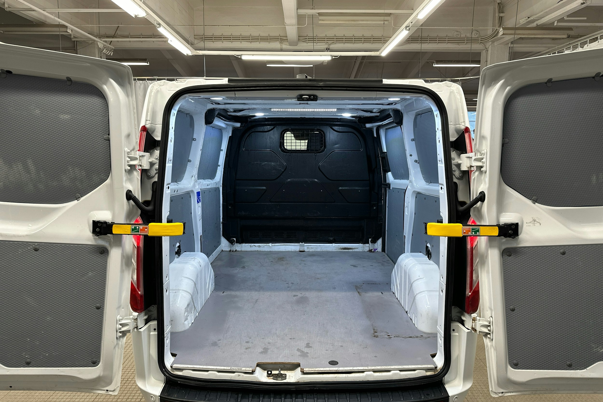 valkoinen Ford Transit Custom 2020 kuva 15.