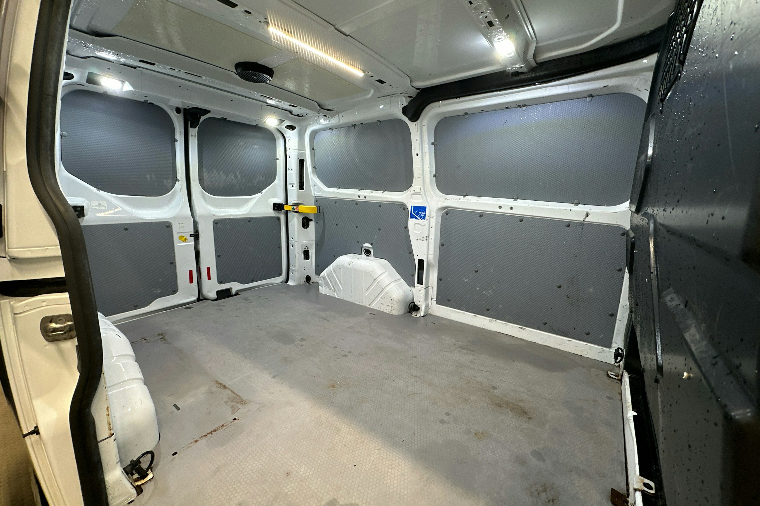 valkoinen Ford Transit Custom 2020 kuva 16.