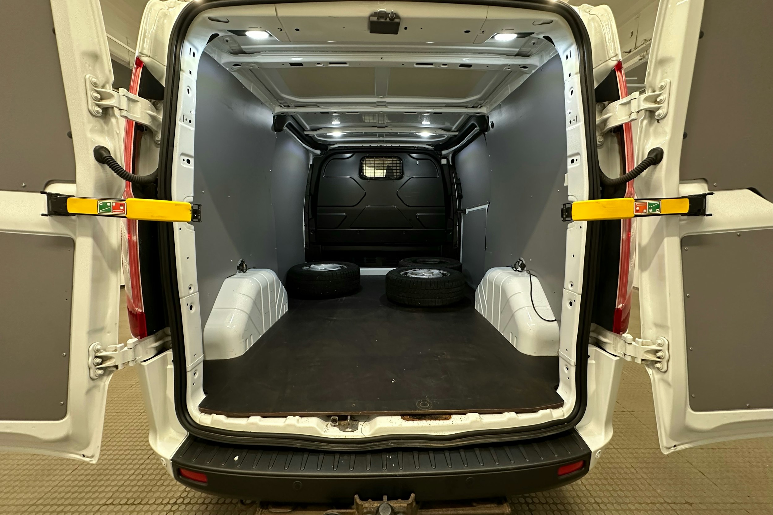 valkoinen Ford Transit Custom 2020 kuva 21.