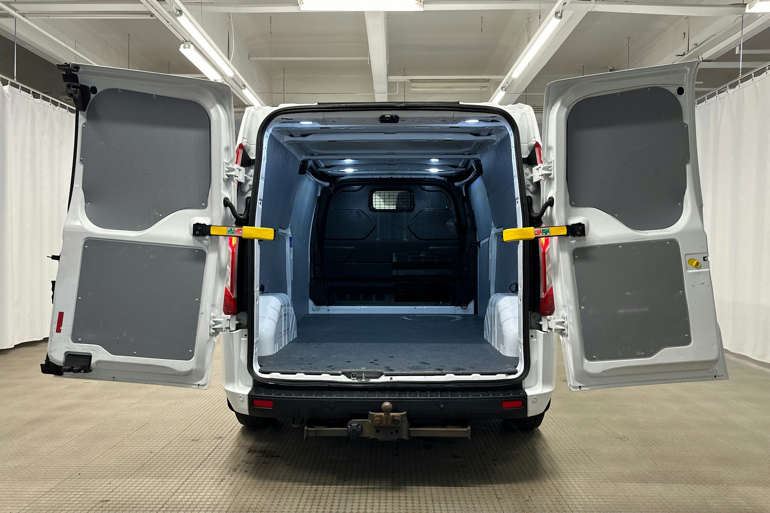 valkoinen Ford Transit Custom 2020 kuva 9.