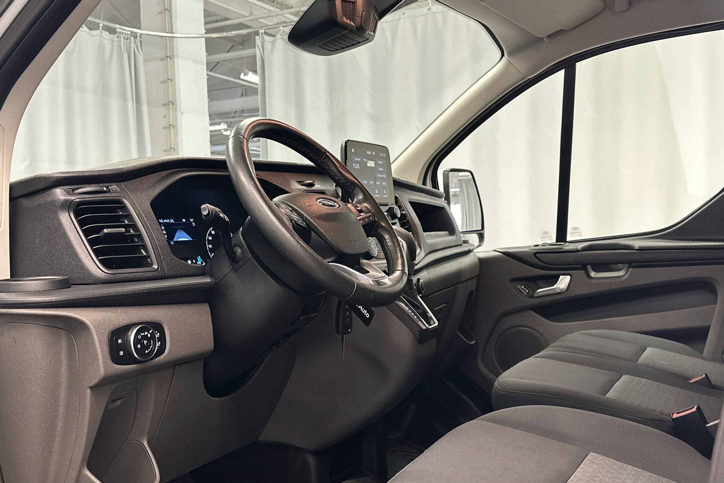 valkoinen Ford Transit Custom 2020 kuva 9.