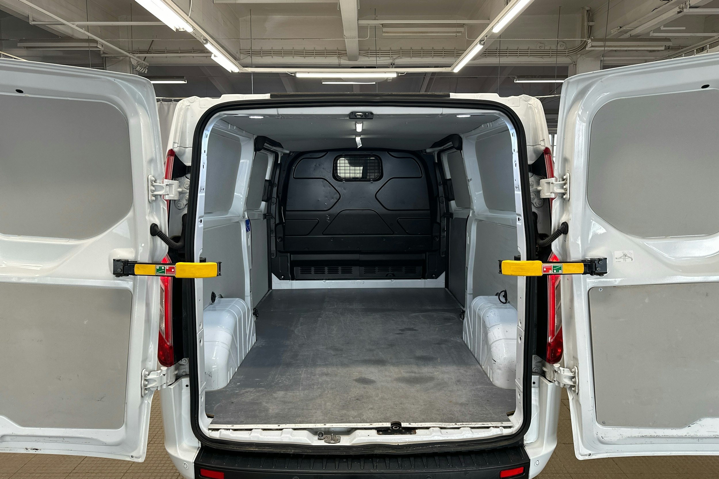 valkoinen Ford Transit Custom 2020 kuva 16.