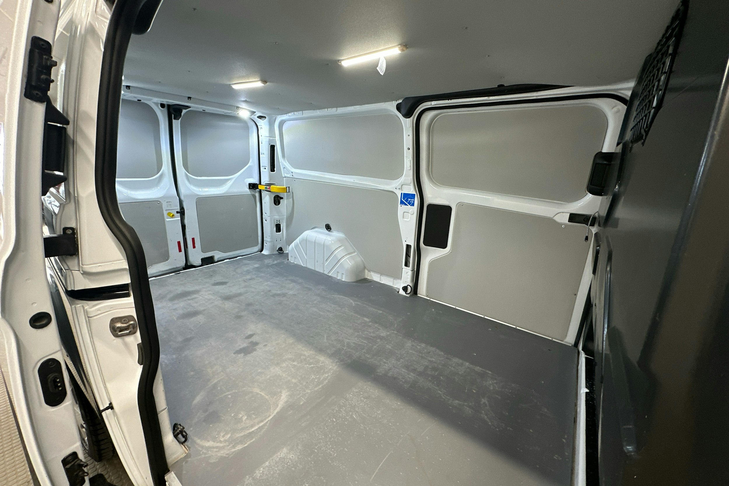 valkoinen Ford Transit Custom 2020 kuva 17.