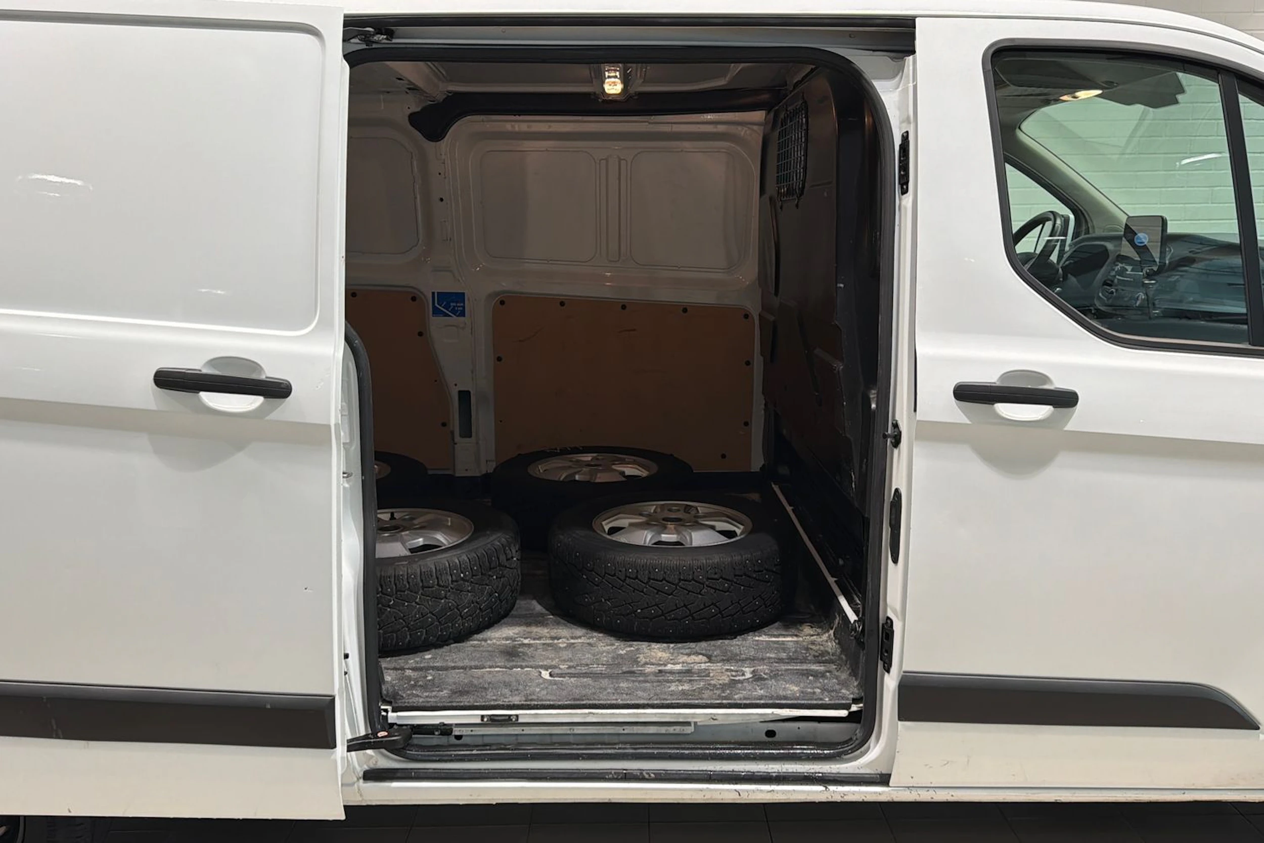 Valkoinen Ford Transit Custom 2020 kuva 24.