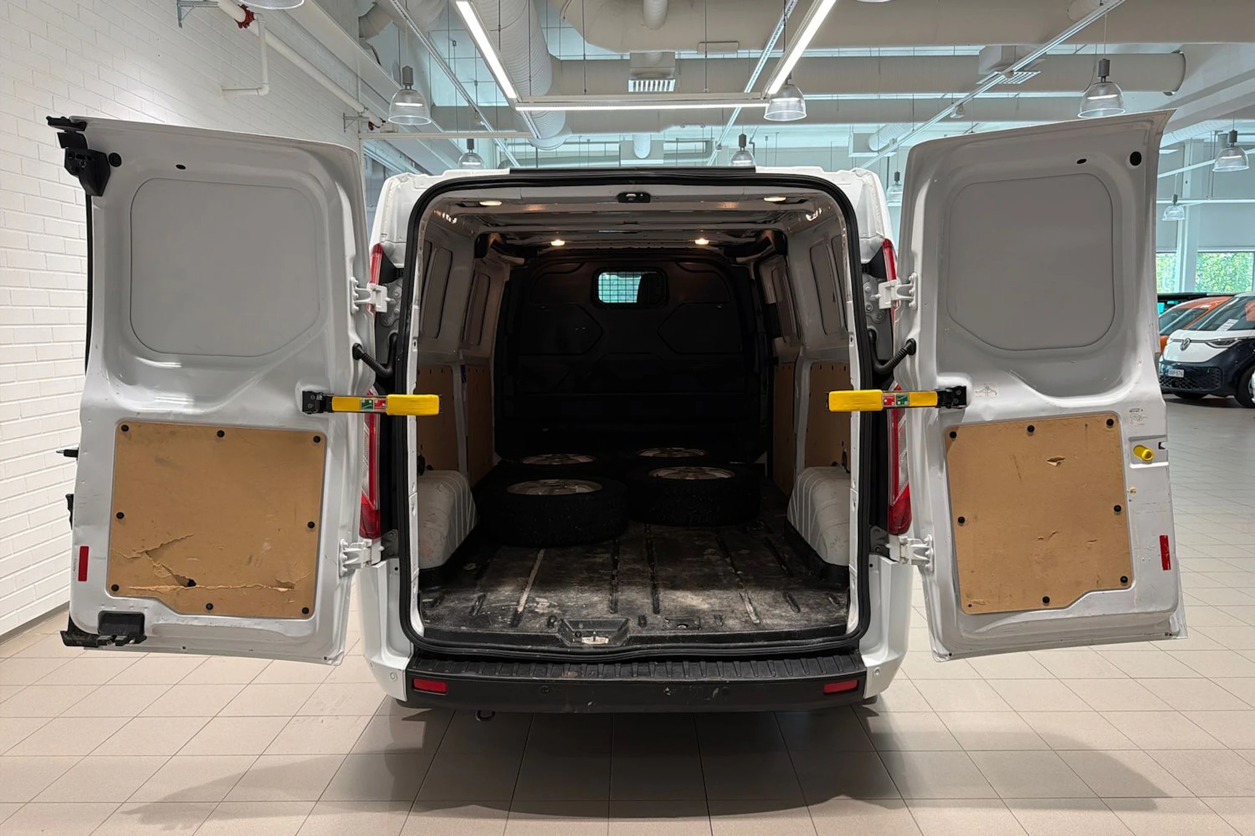 Valkoinen Ford Transit Custom 2020 kuva 28.