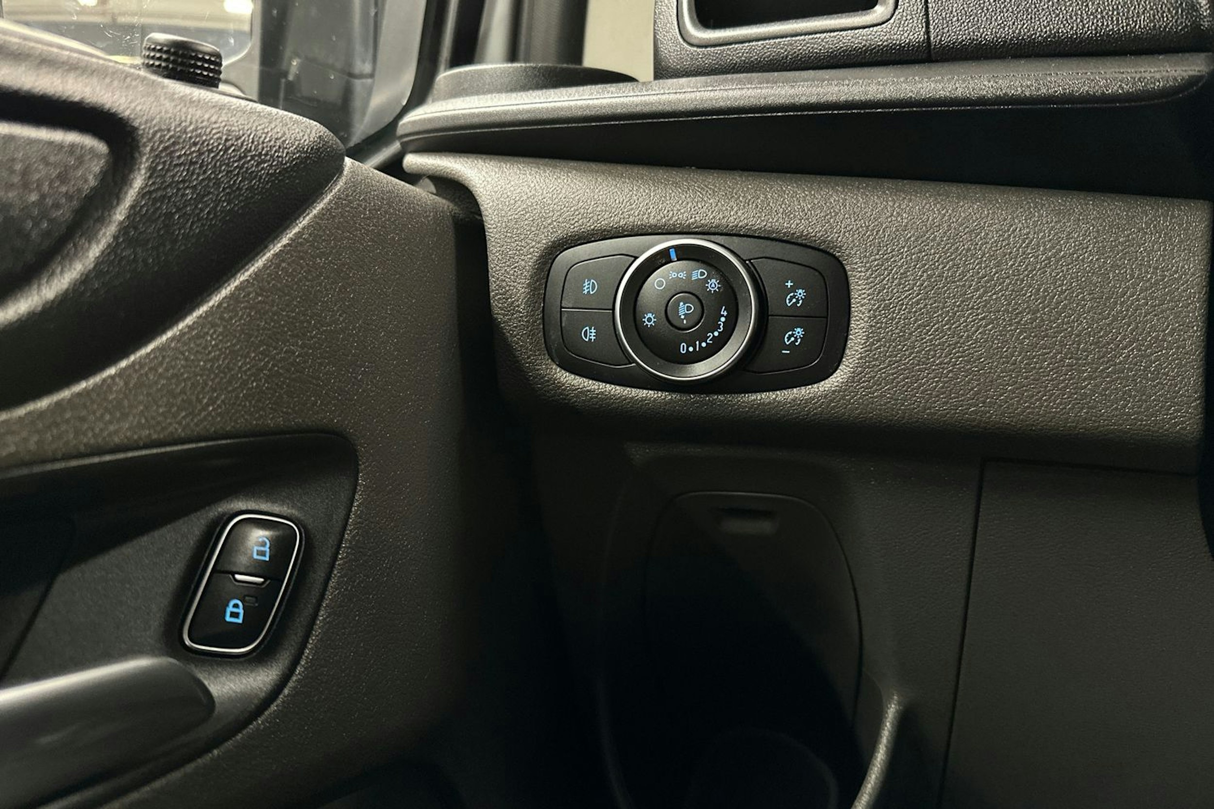 valkoinen Ford Transit Custom 2020 kuva 16.