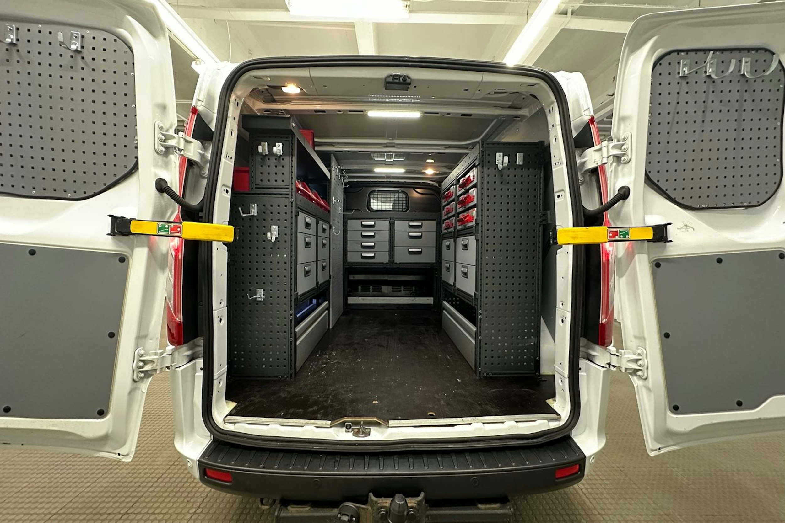 valkoinen Ford Transit Custom 2020 kuva 17.