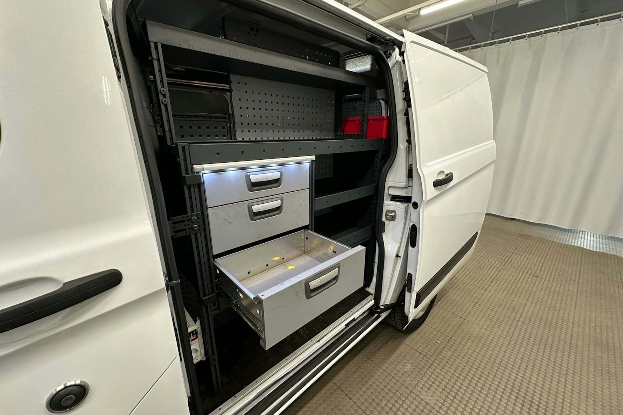 valkoinen Ford Transit Custom 2020 kuva 22.