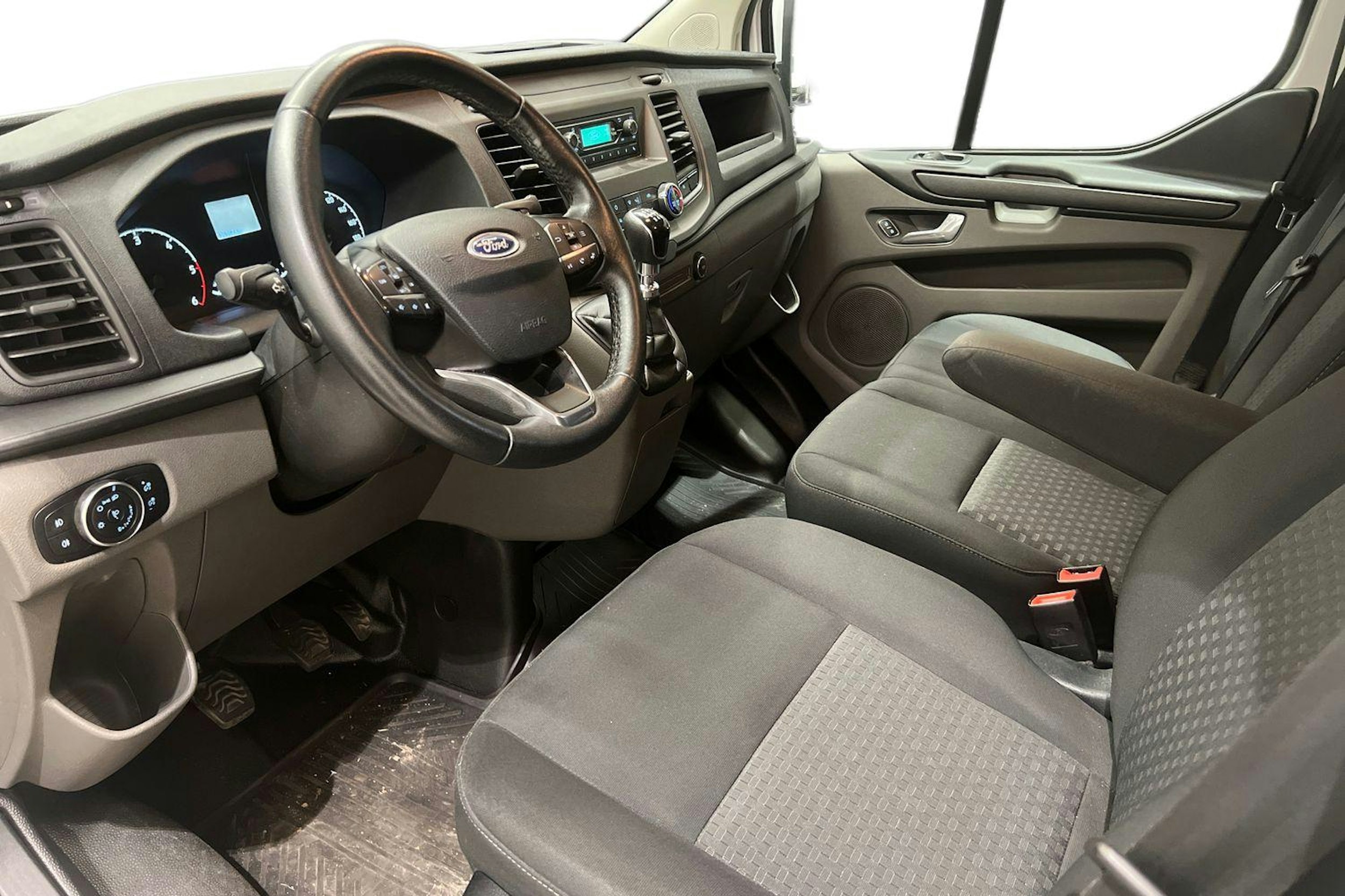 Valkoinen Ford Transit Custom 2020 kuva 6.