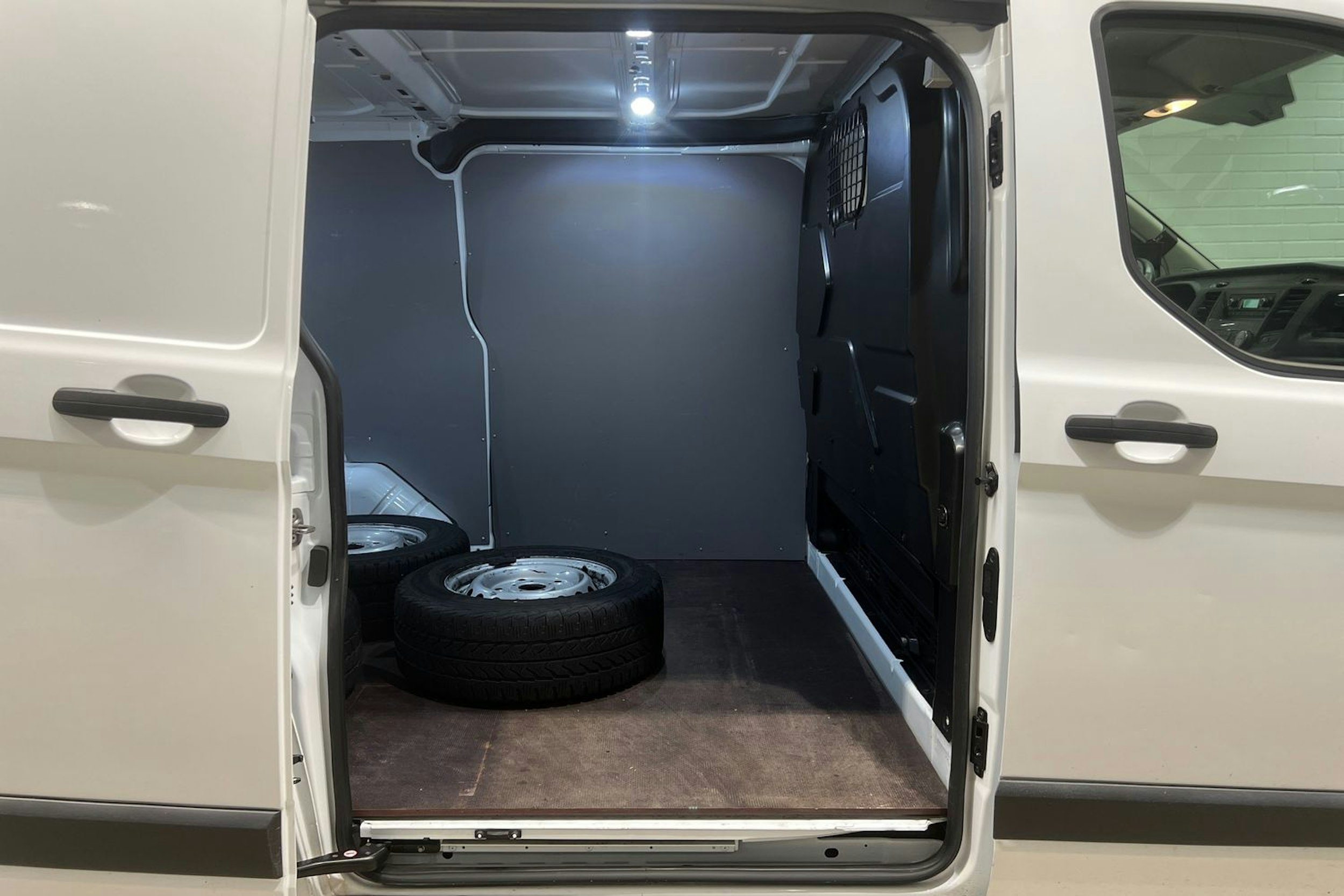 Valkoinen Ford Transit Custom 2020 kuva 13.