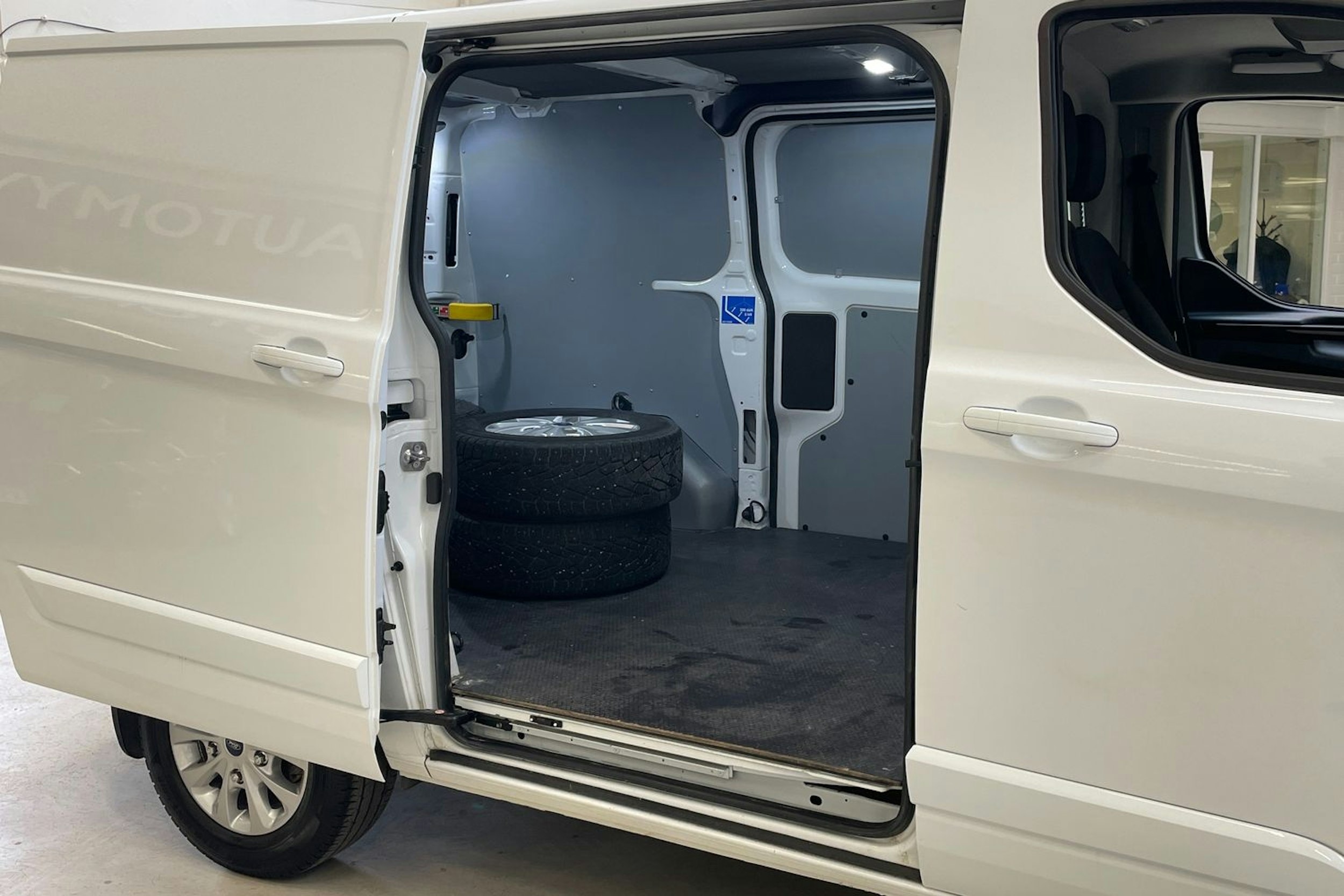 valkoinen Ford Transit Custom 2020 kuva 13.