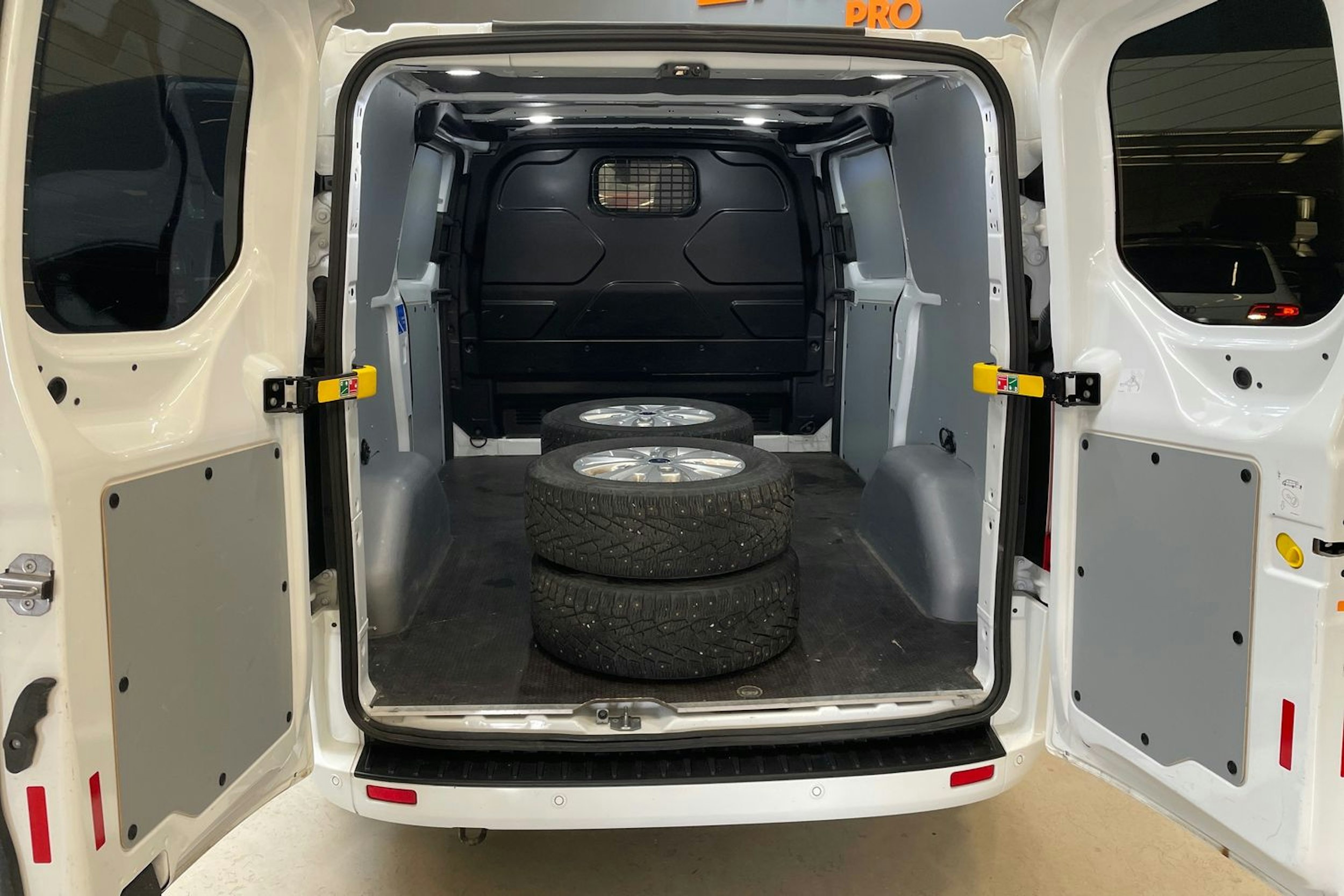 valkoinen Ford Transit Custom 2020 kuva 14.