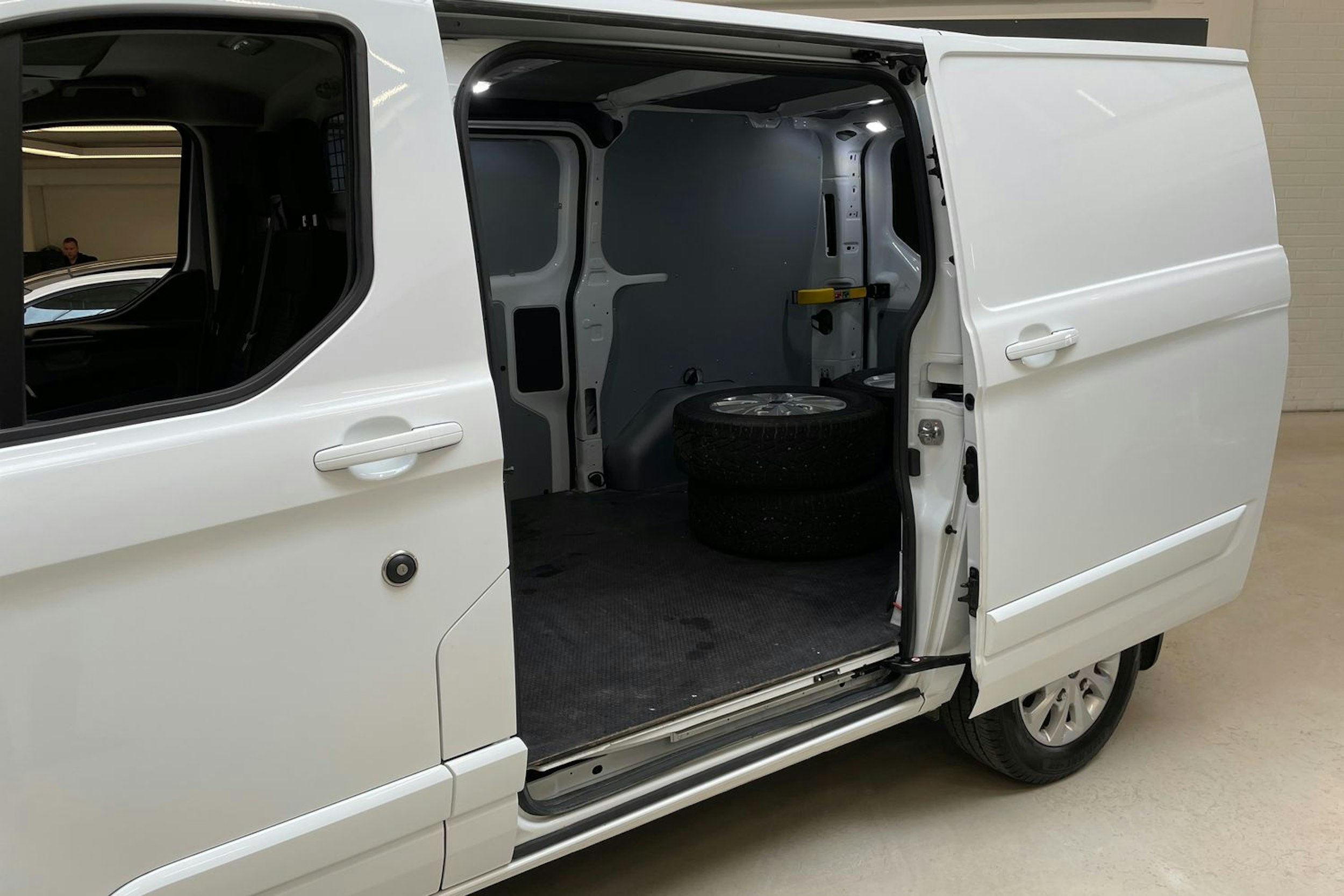 valkoinen Ford Transit Custom 2020 kuva 16.