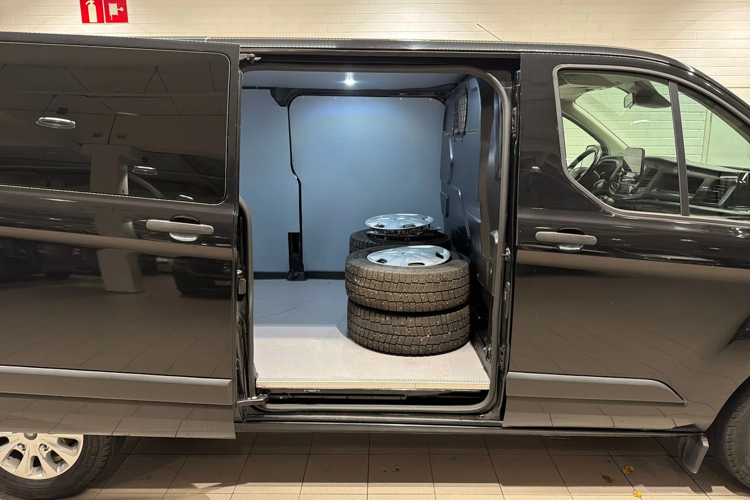 musta Ford Transit Custom 2020 kuva 23.