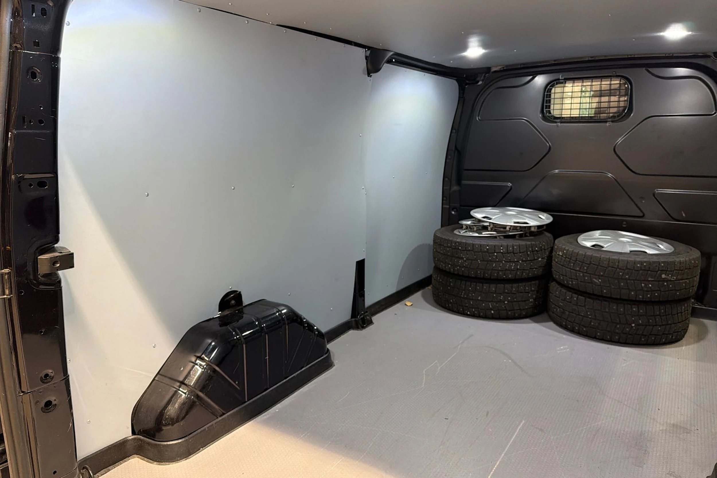 musta Ford Transit Custom 2020 kuva 27.