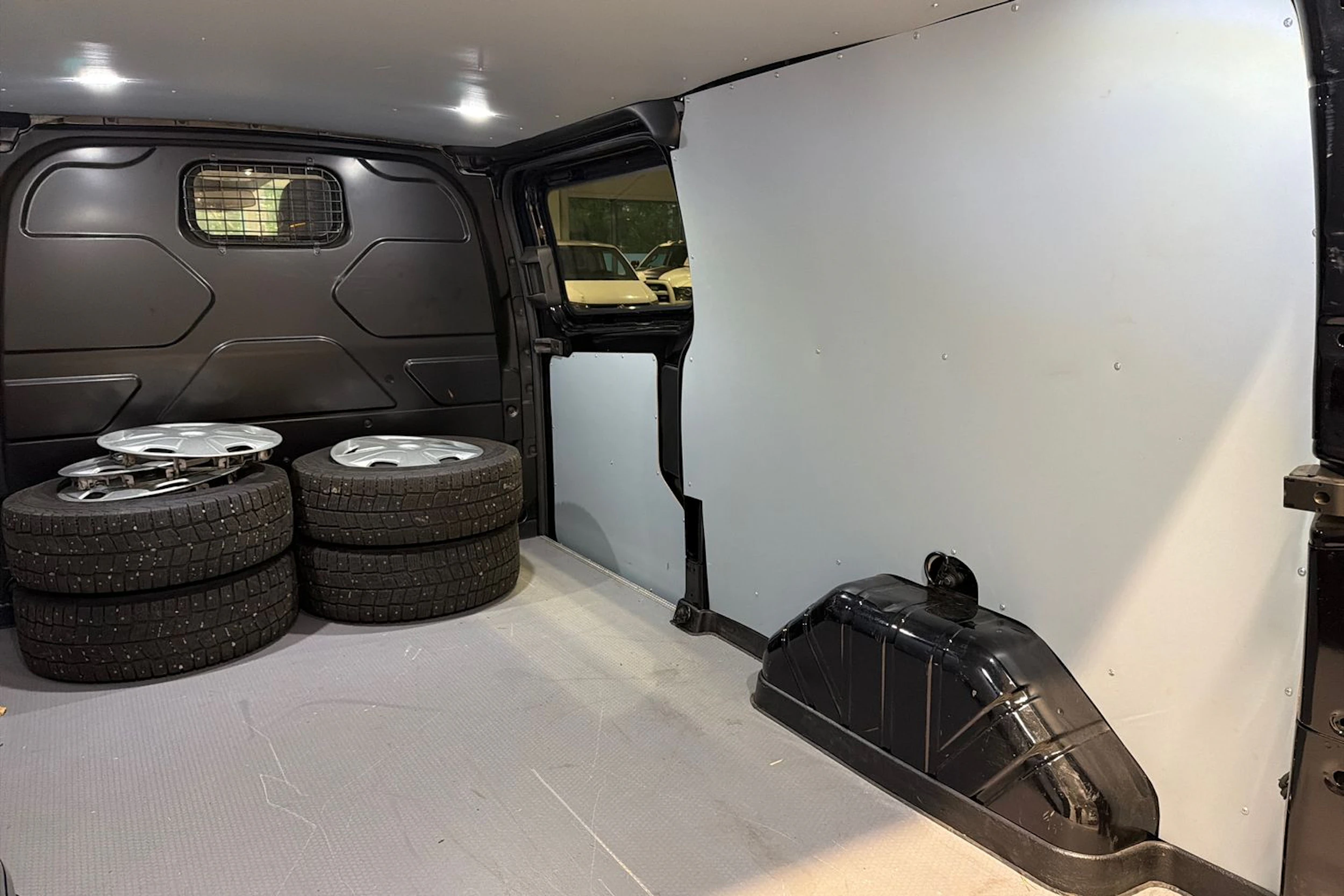 musta Ford Transit Custom 2020 kuva 28.