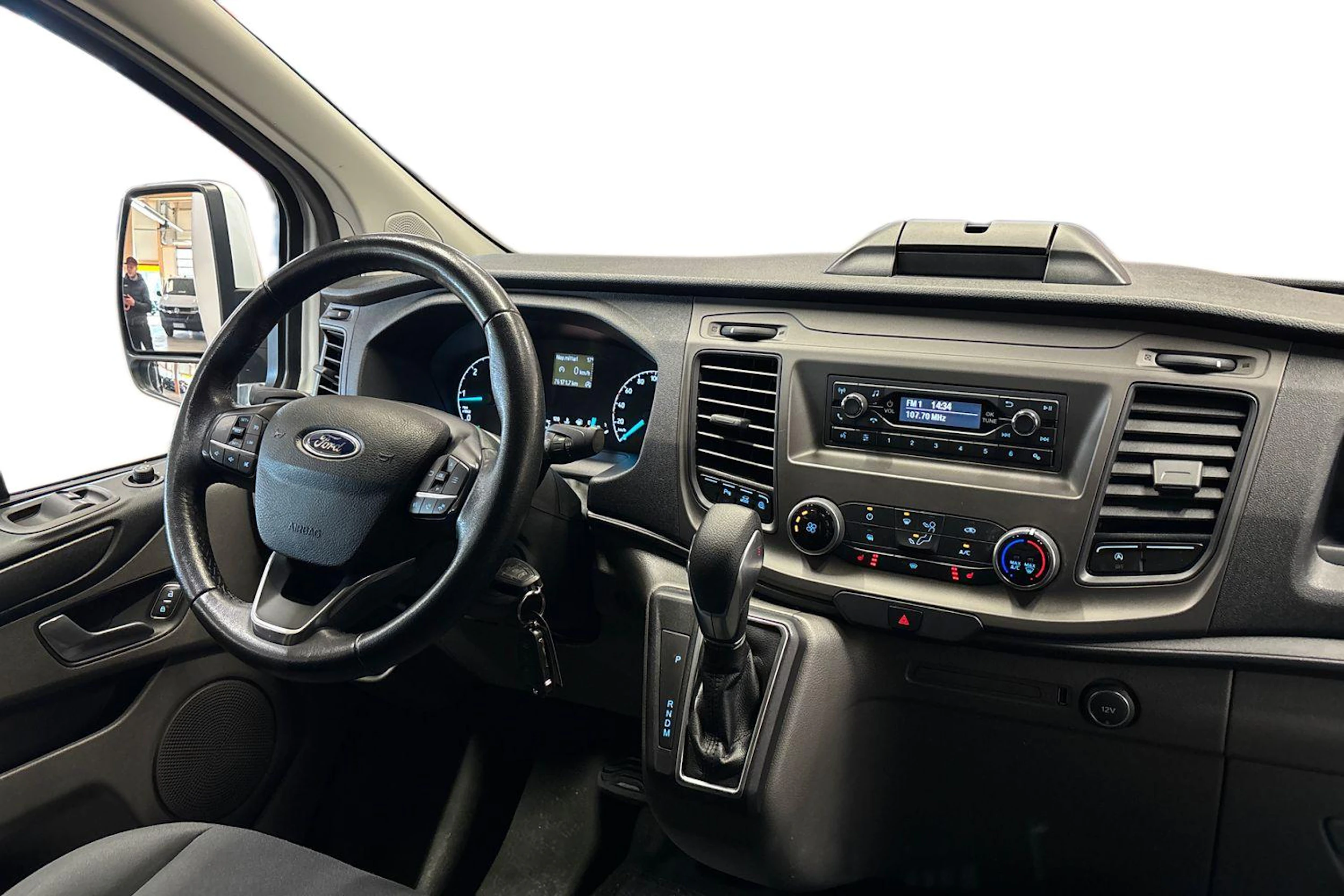 valkoinen Ford Transit Custom 2020 kuva 9.