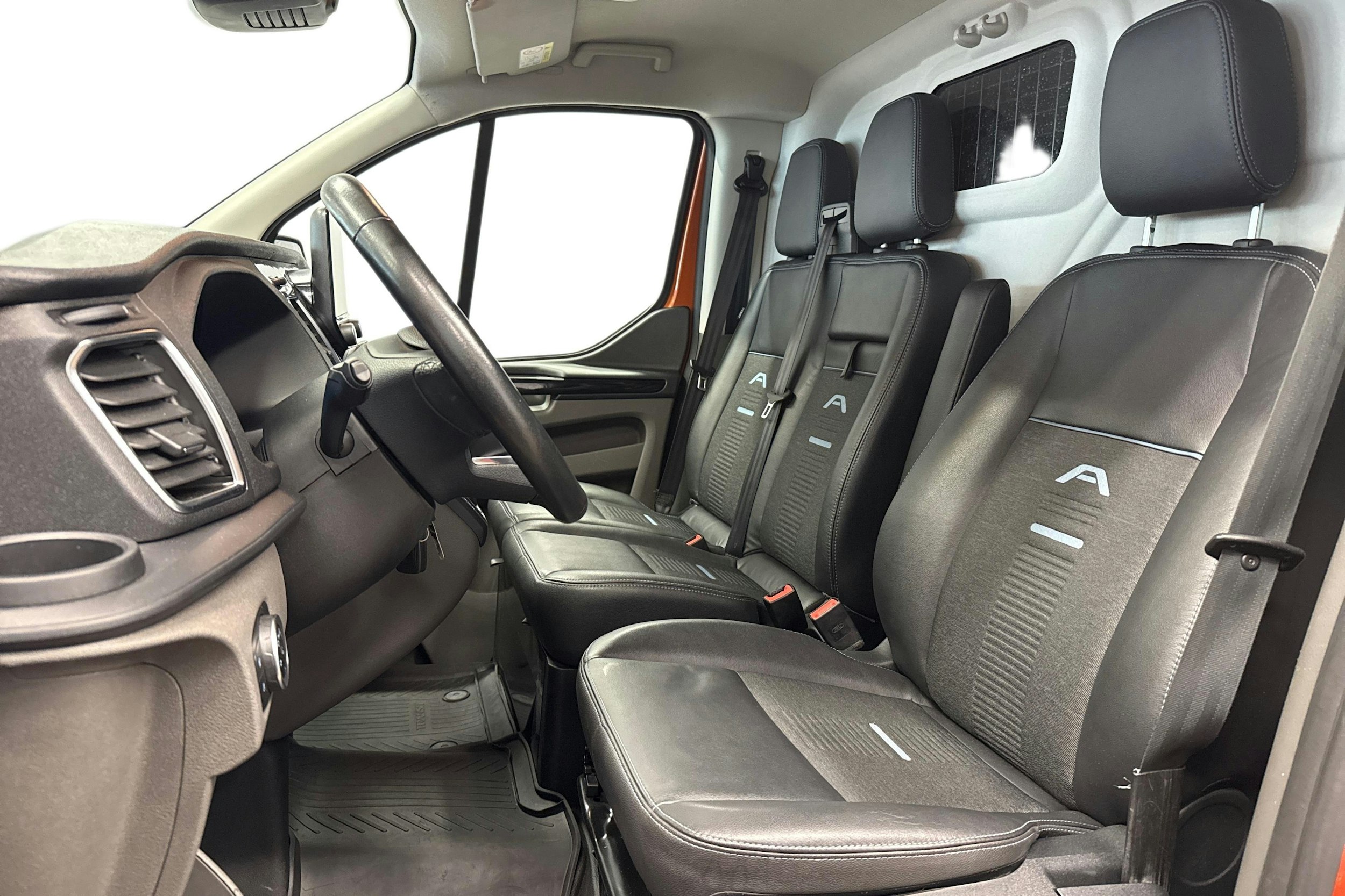 oranssi Ford Transit Custom 2021 kuva 8.