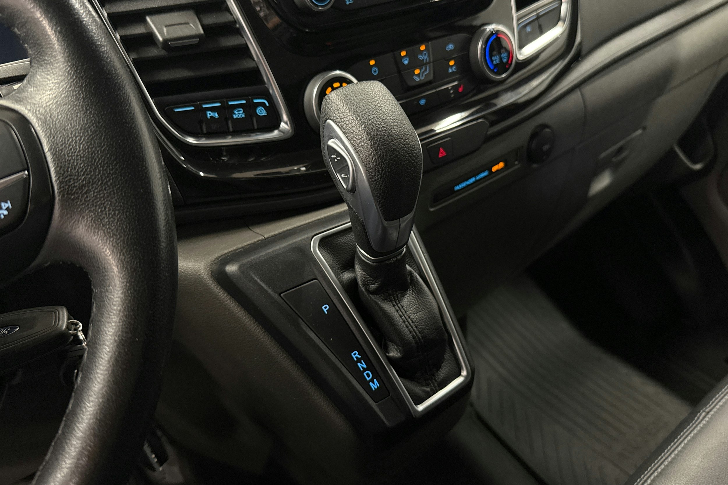 oranssi Ford Transit Custom 2021 kuva 18.