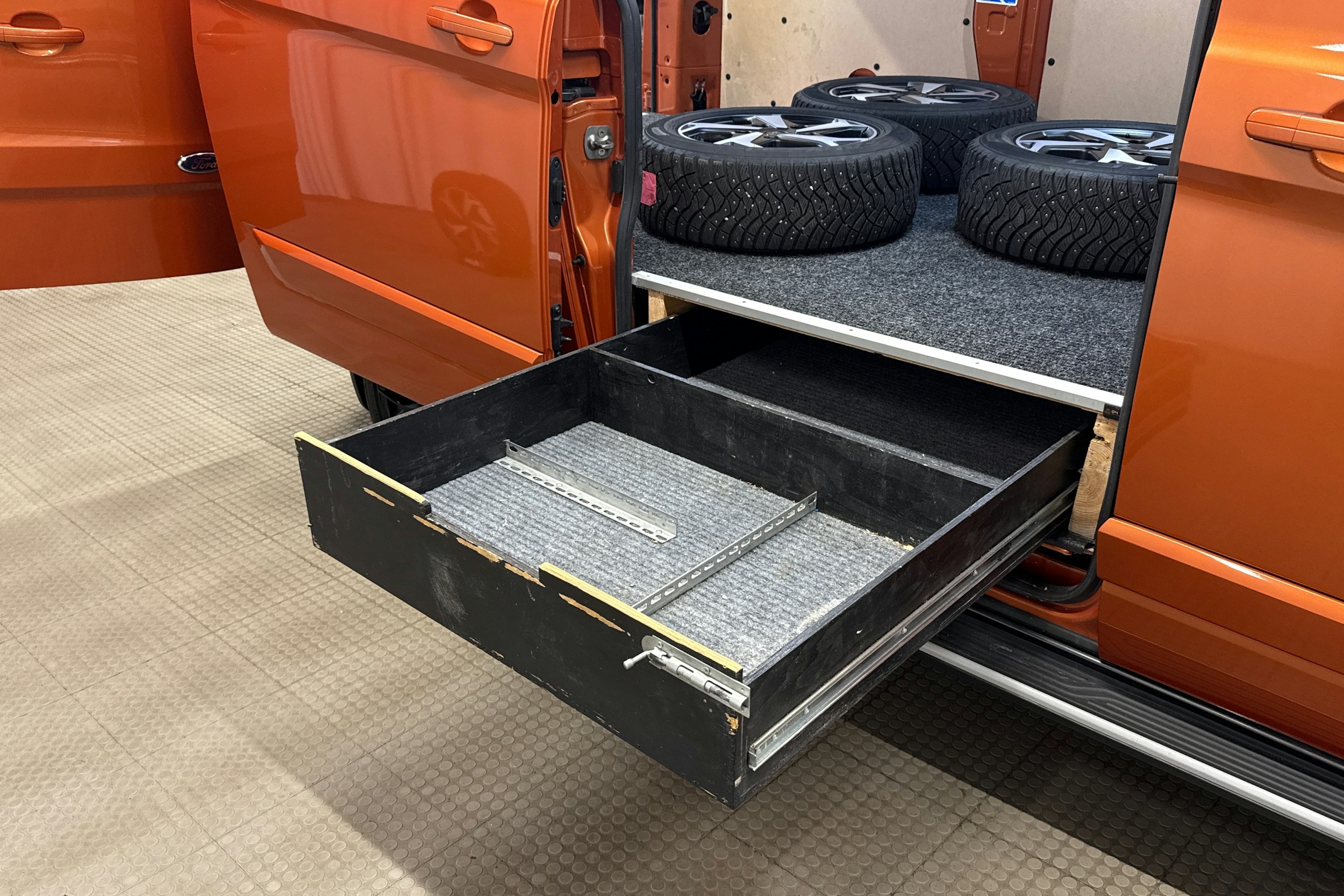 oranssi Ford Transit Custom 2021 kuva 23.