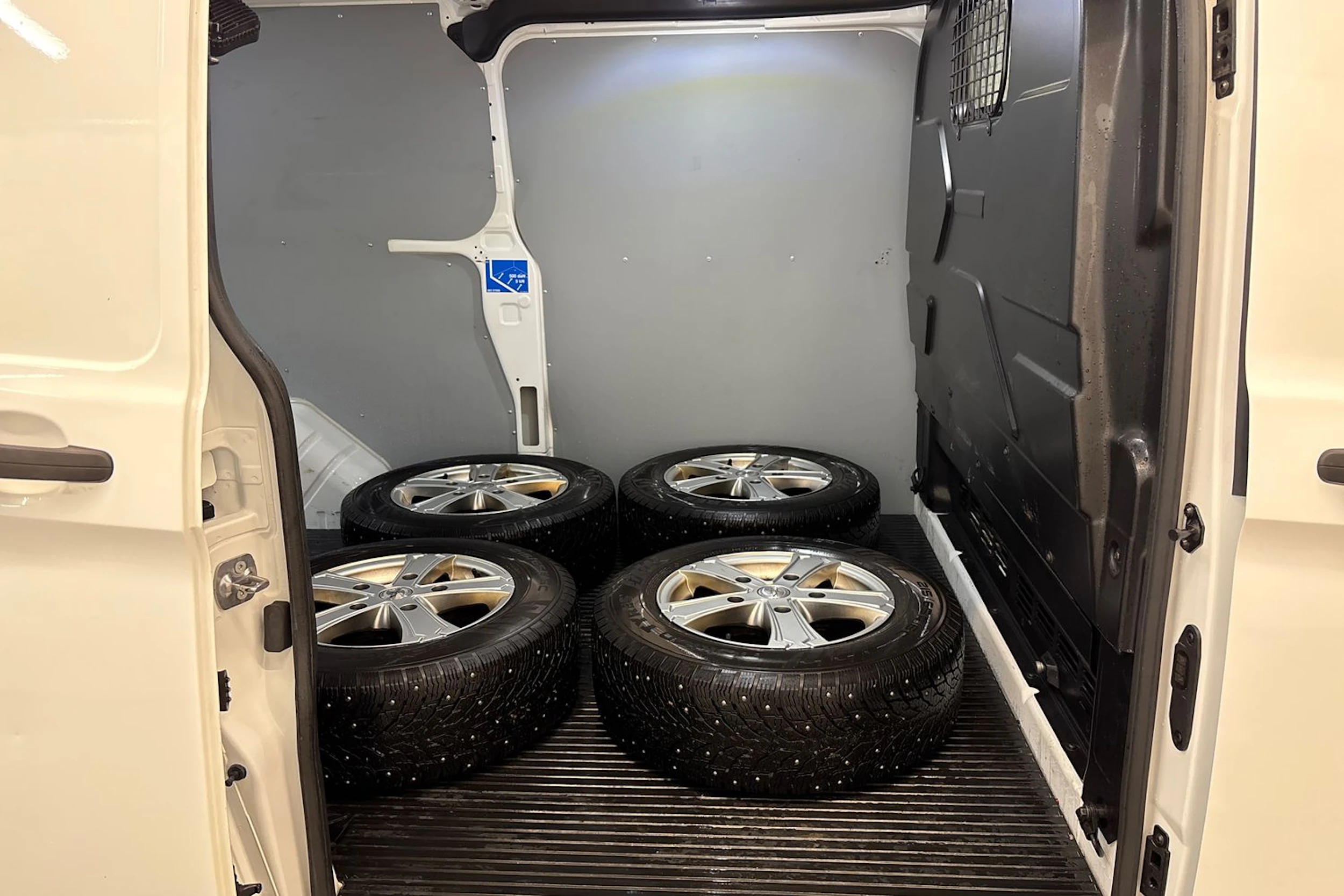 valkoinen Ford Transit Custom 2021 kuva 16.