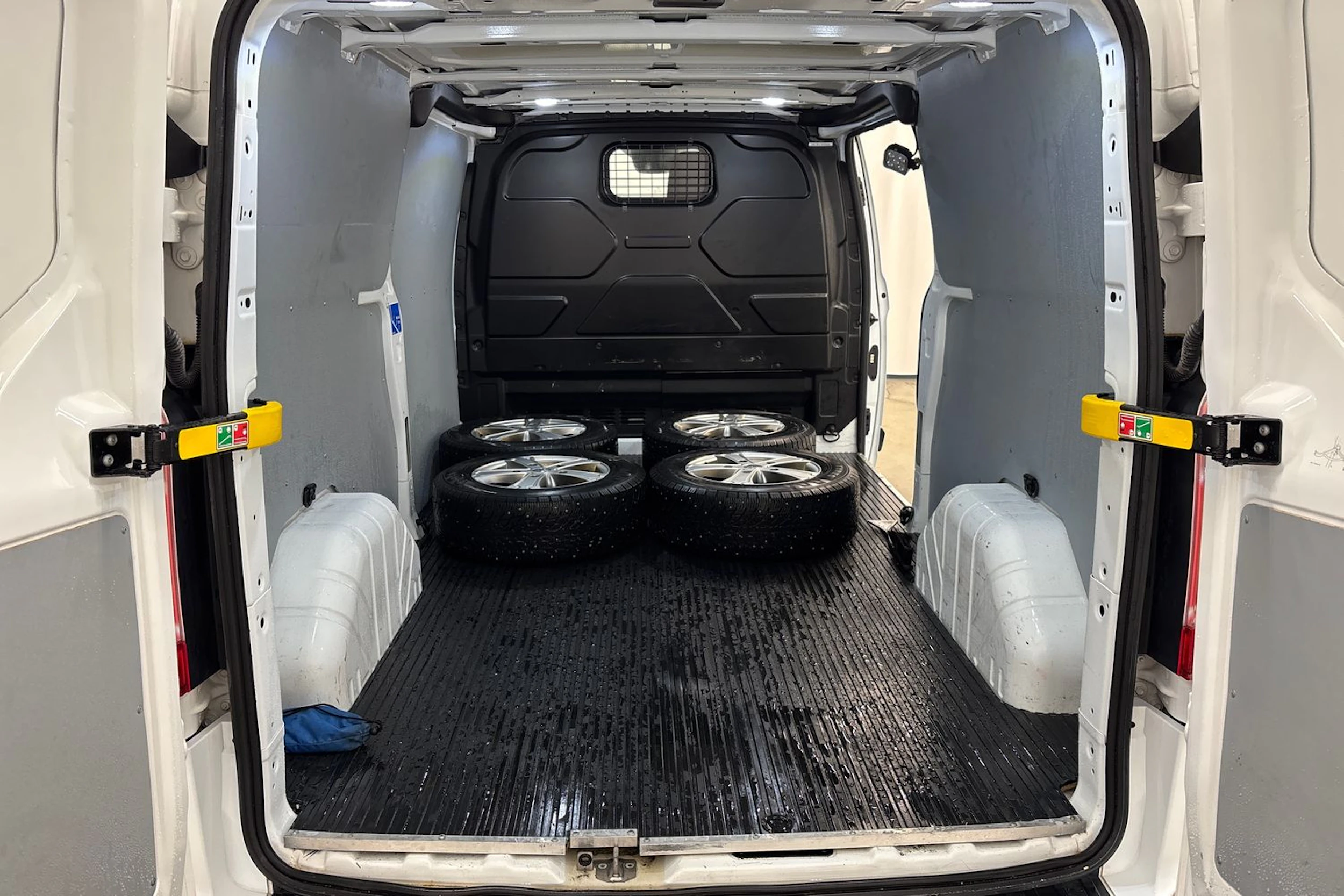 valkoinen Ford Transit Custom 2021 kuva 17.