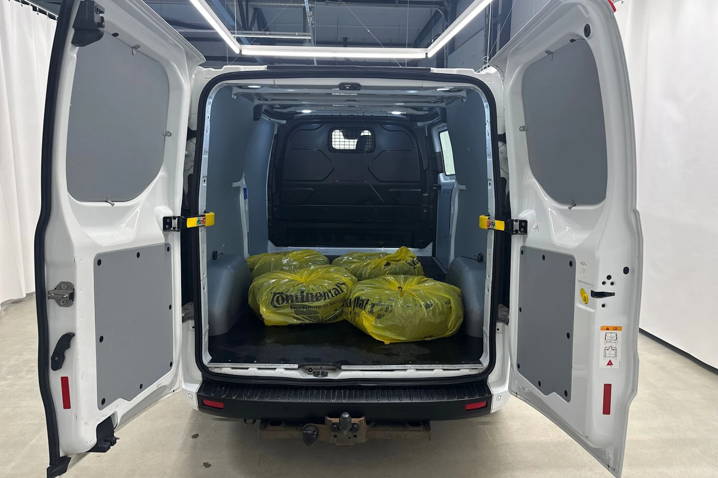 valkoinen Ford Transit Custom 2021 kuva 18.