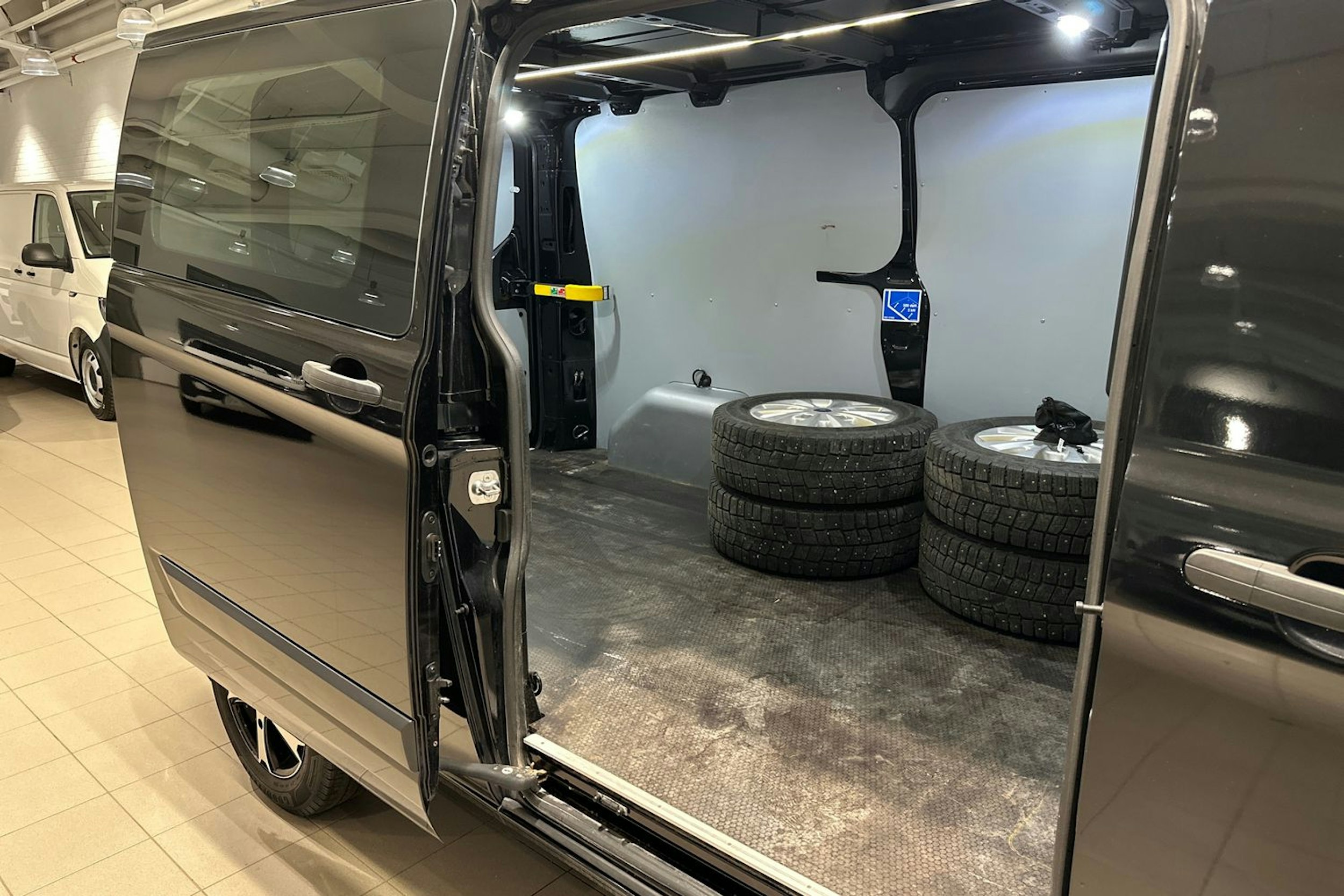 Musta Ford Transit Custom 2021 kuva 24.