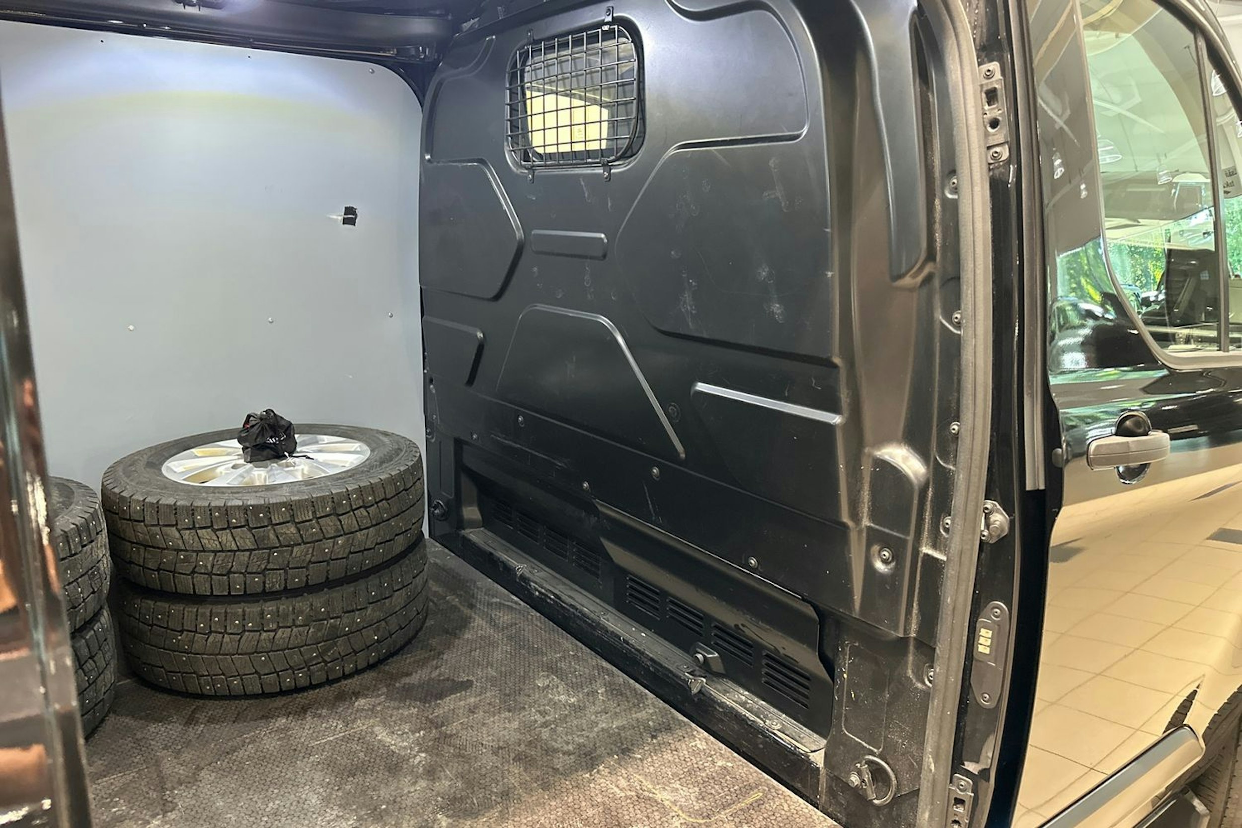 Musta Ford Transit Custom 2021 kuva 25.