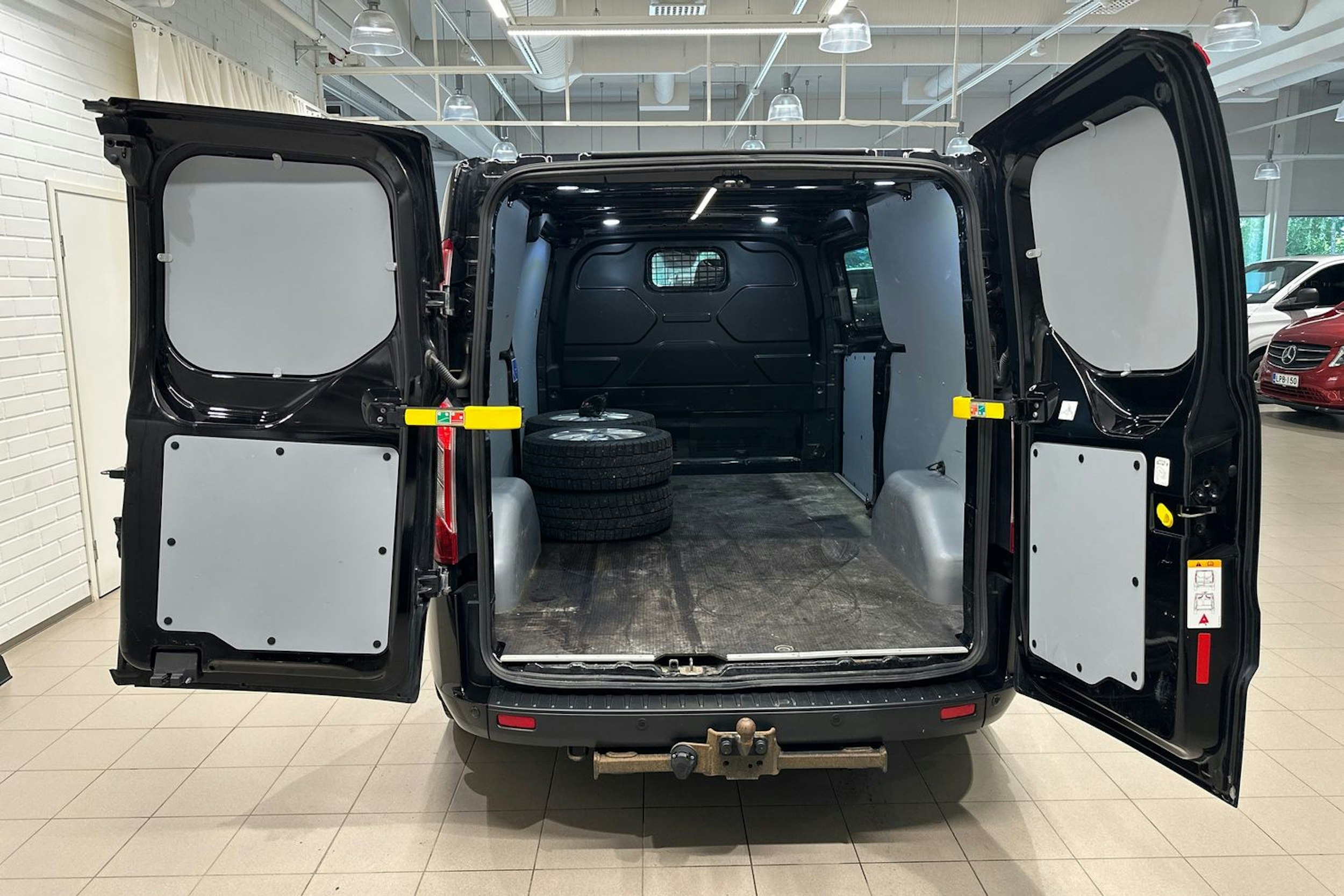 Musta Ford Transit Custom 2021 kuva 29.