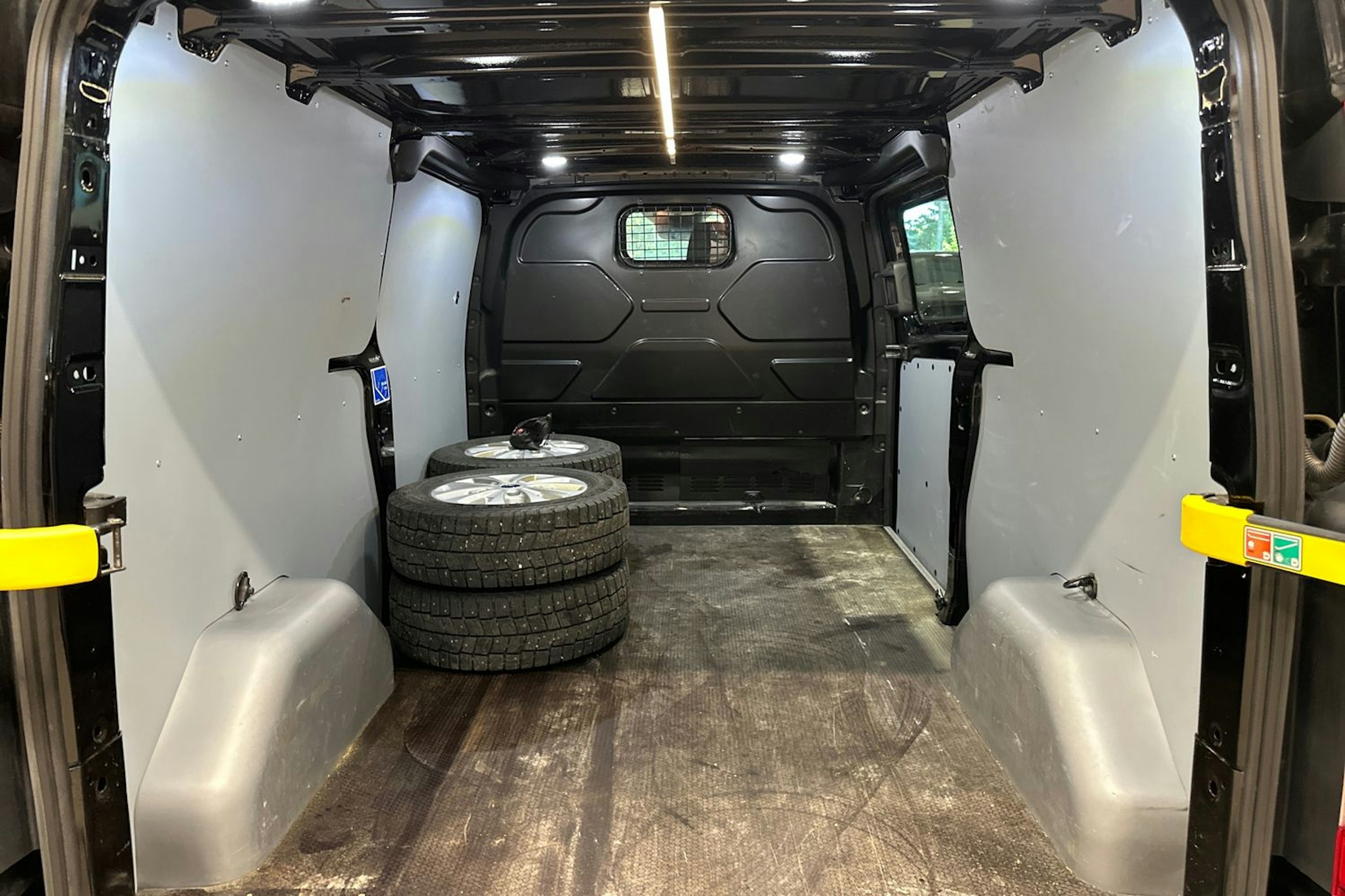 Musta Ford Transit Custom 2021 kuva 30.