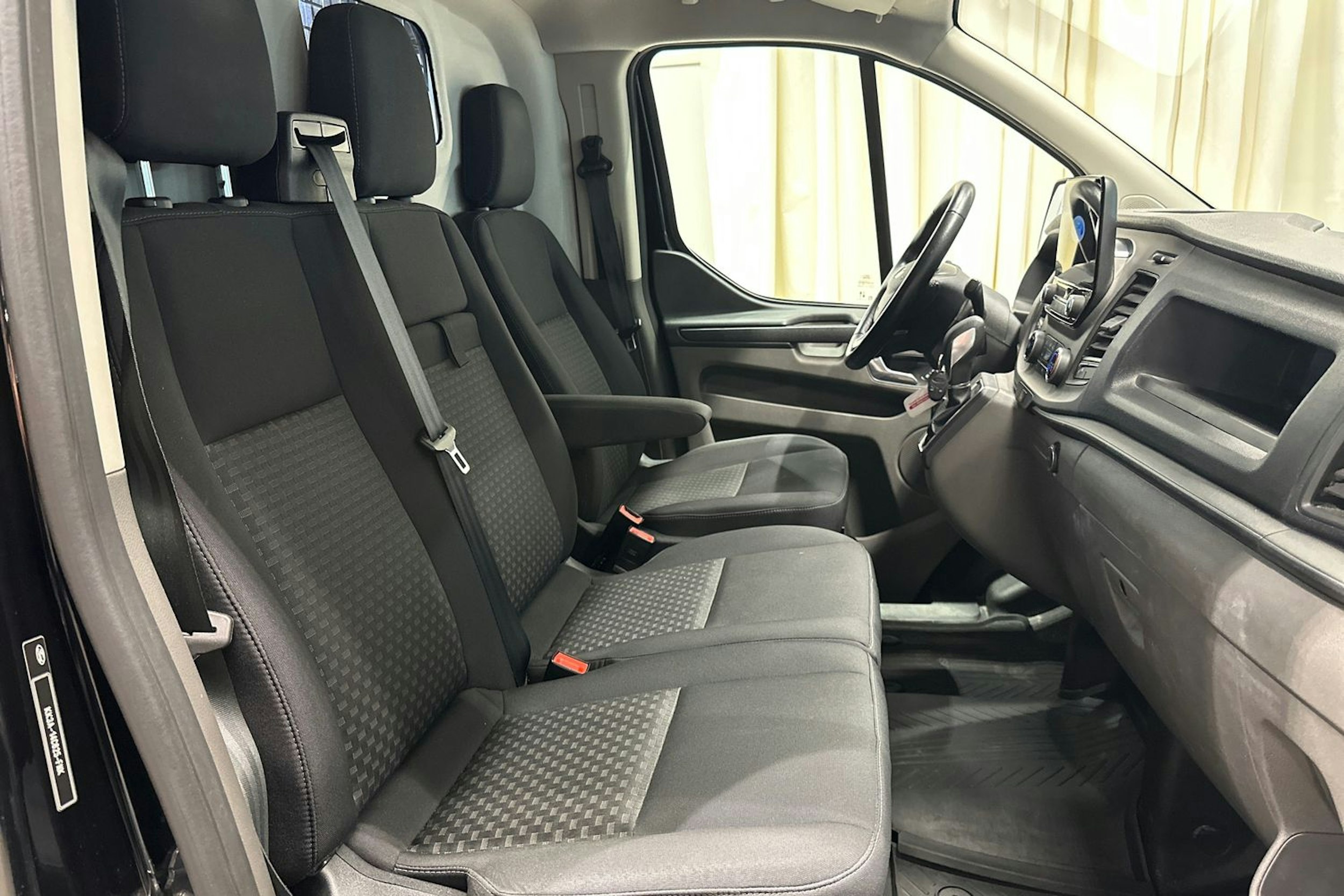 Musta Ford Transit Custom 2021 kuva 32.