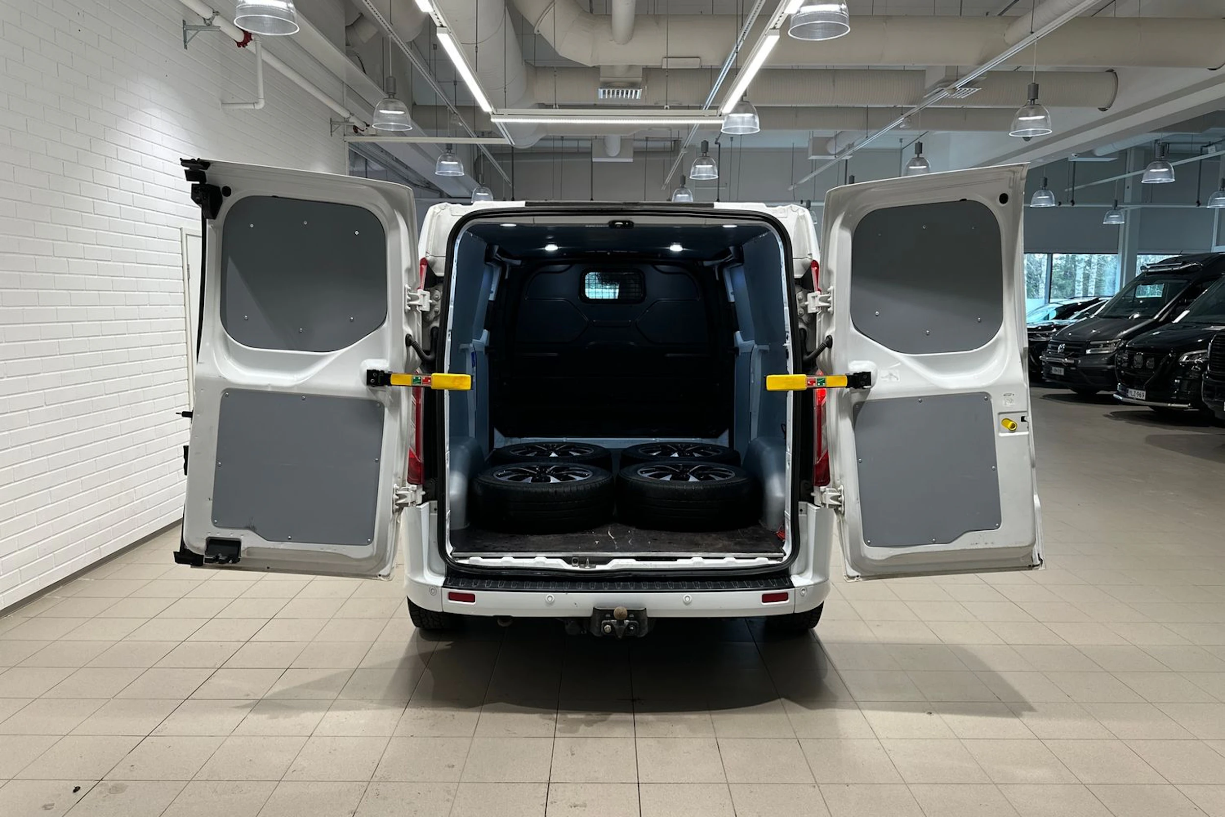 valkoinen Ford Transit Custom 2021 kuva 27.