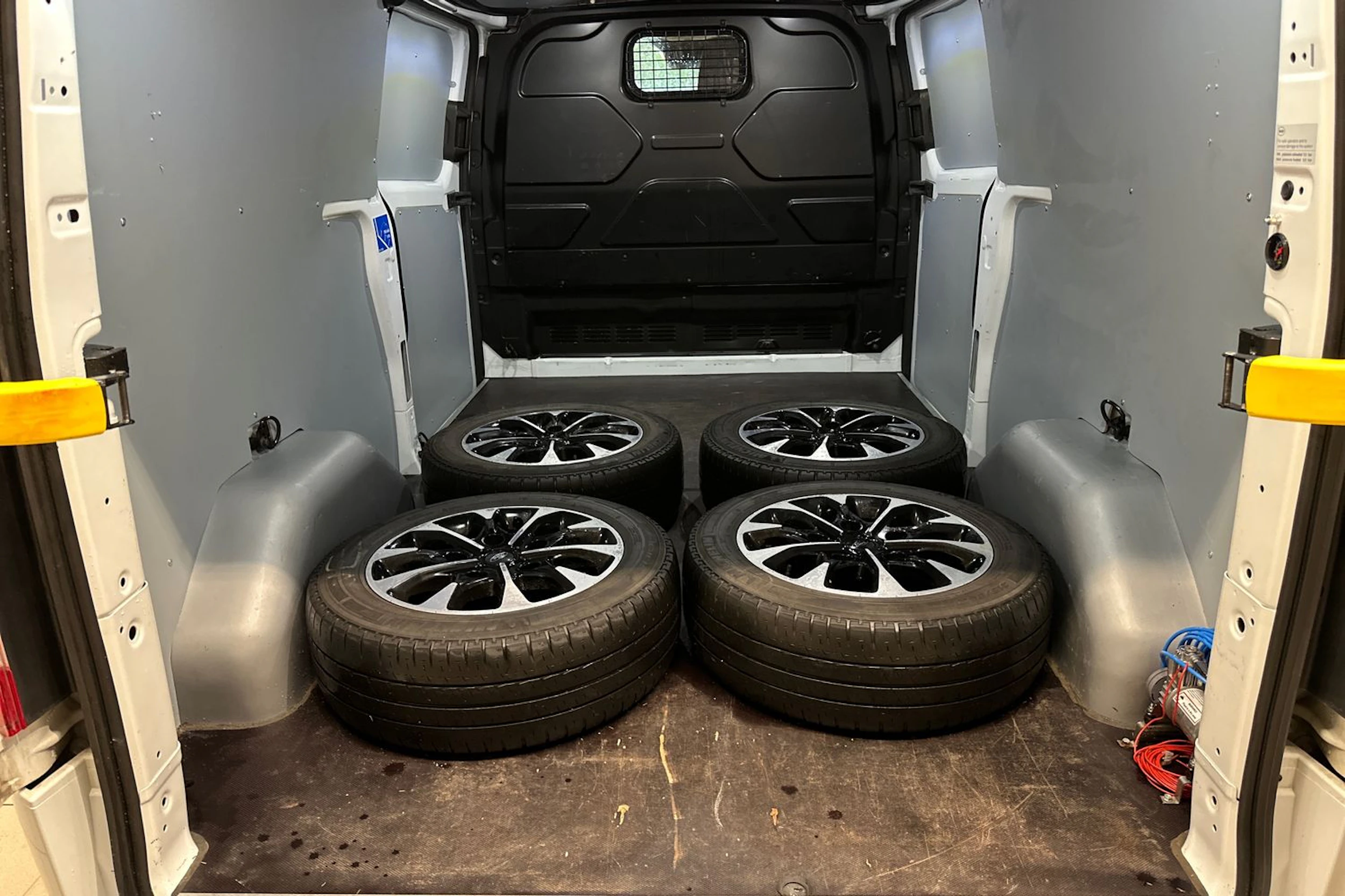 valkoinen Ford Transit Custom 2021 kuva 28.