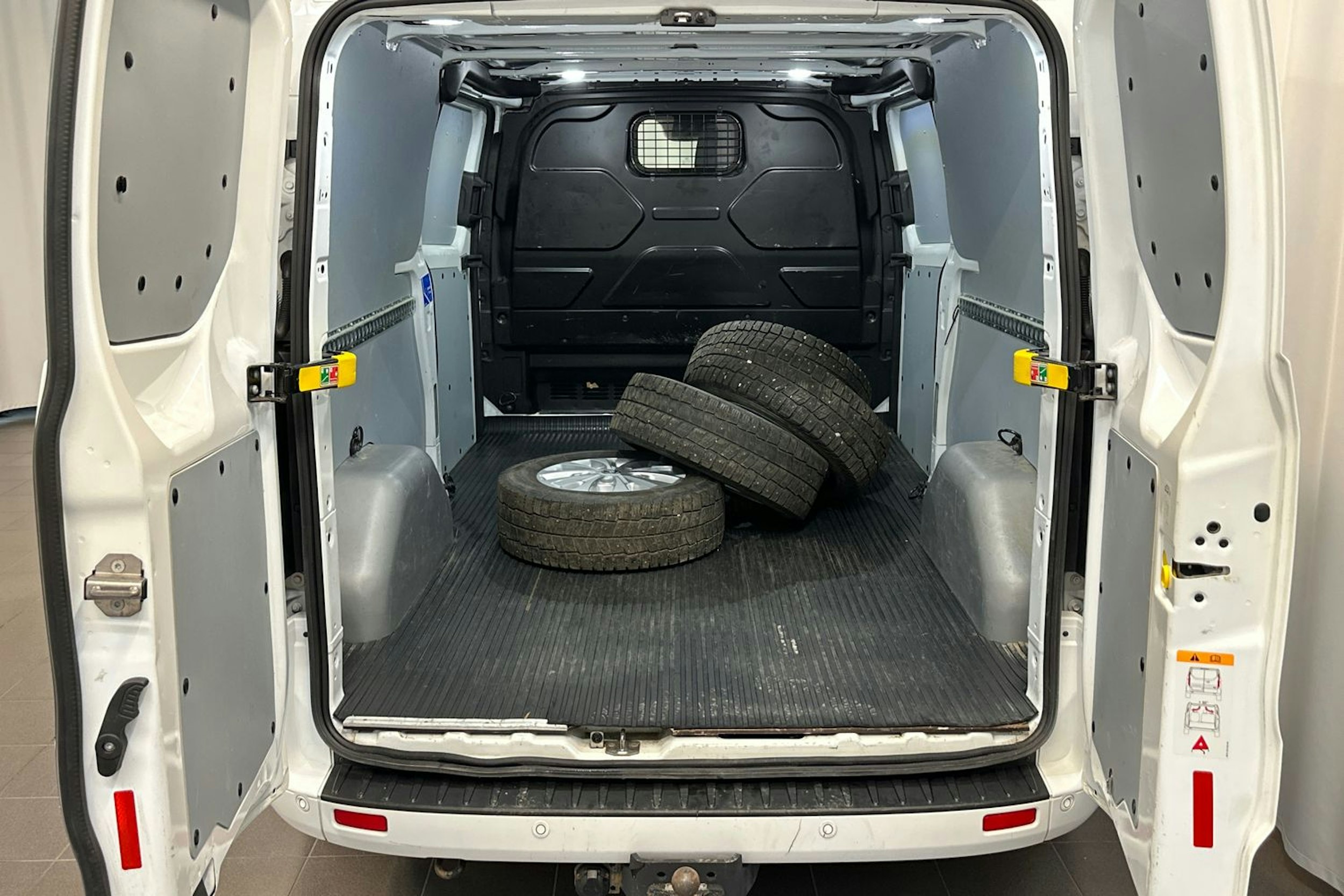 valkoinen Ford Transit Custom 2021 kuva 14.