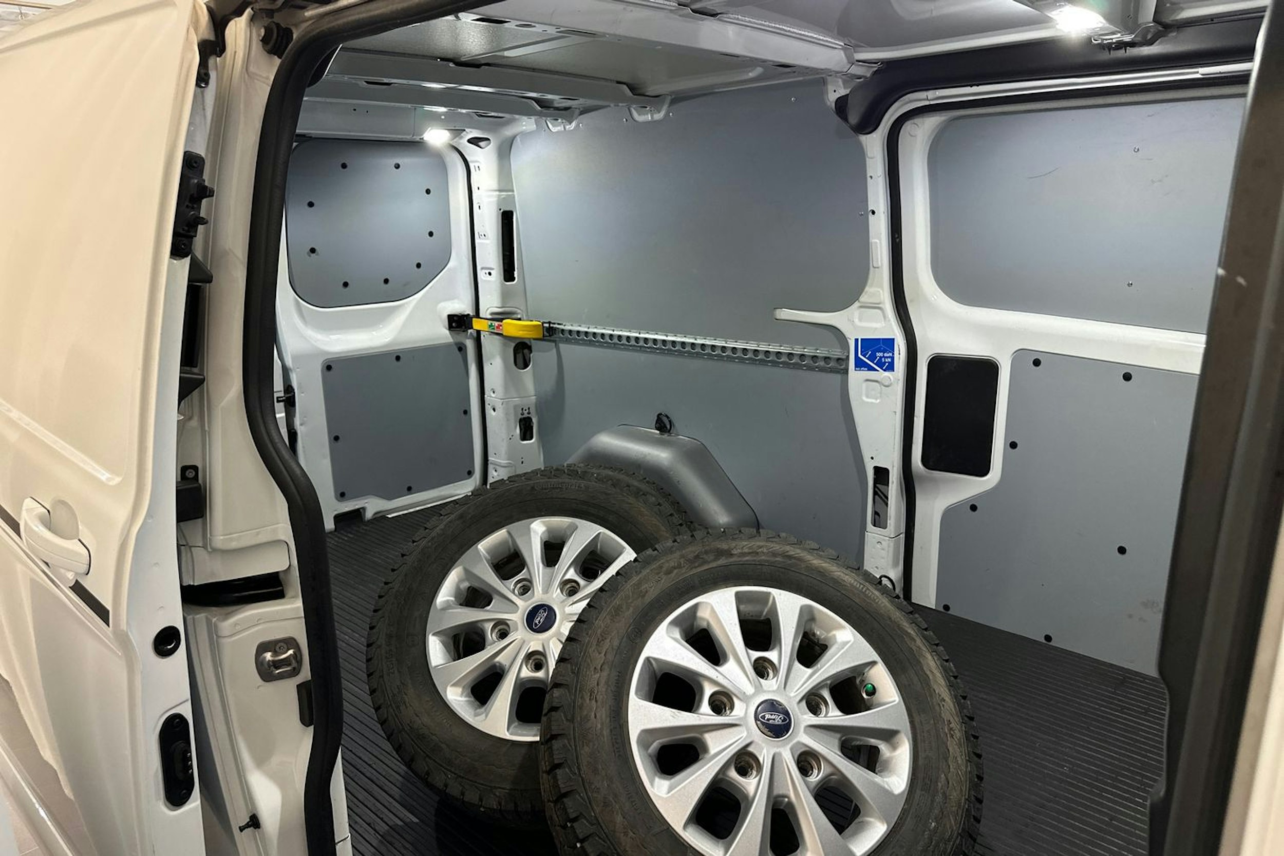 valkoinen Ford Transit Custom 2021 kuva 15.