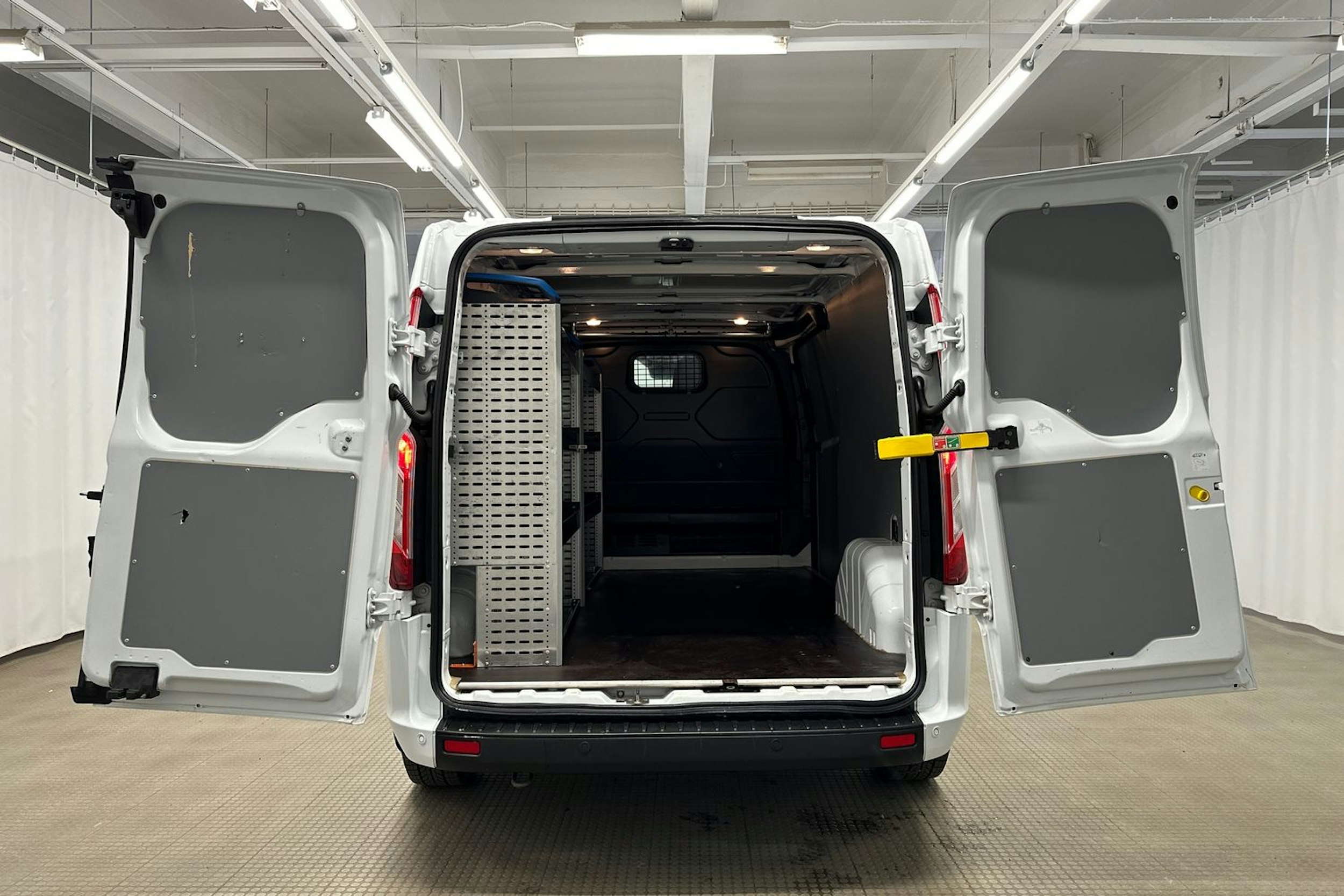 valkoinen Ford Transit Custom 2021 kuva 10.
