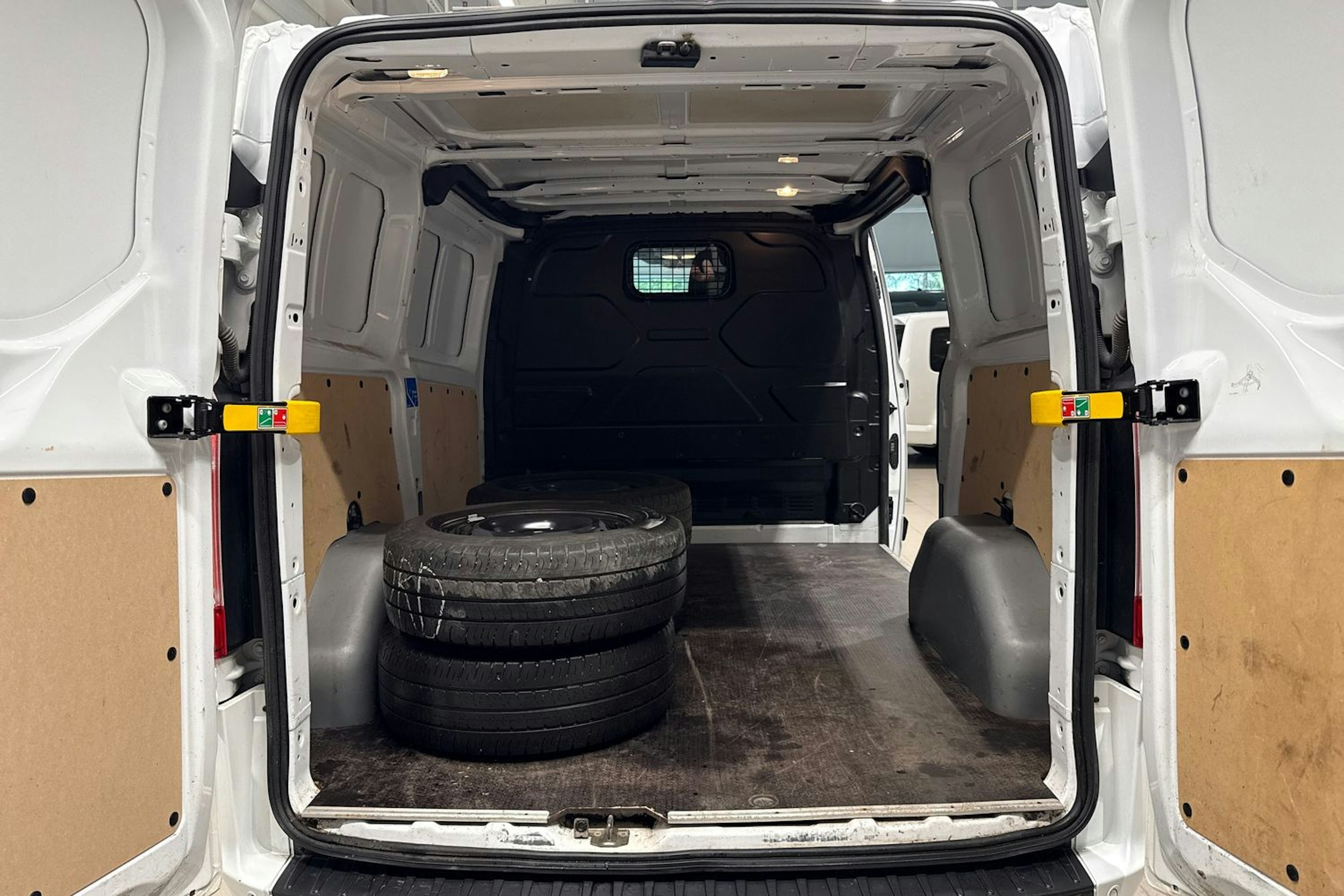 valkoinen Ford Transit Custom 2021 kuva 13.