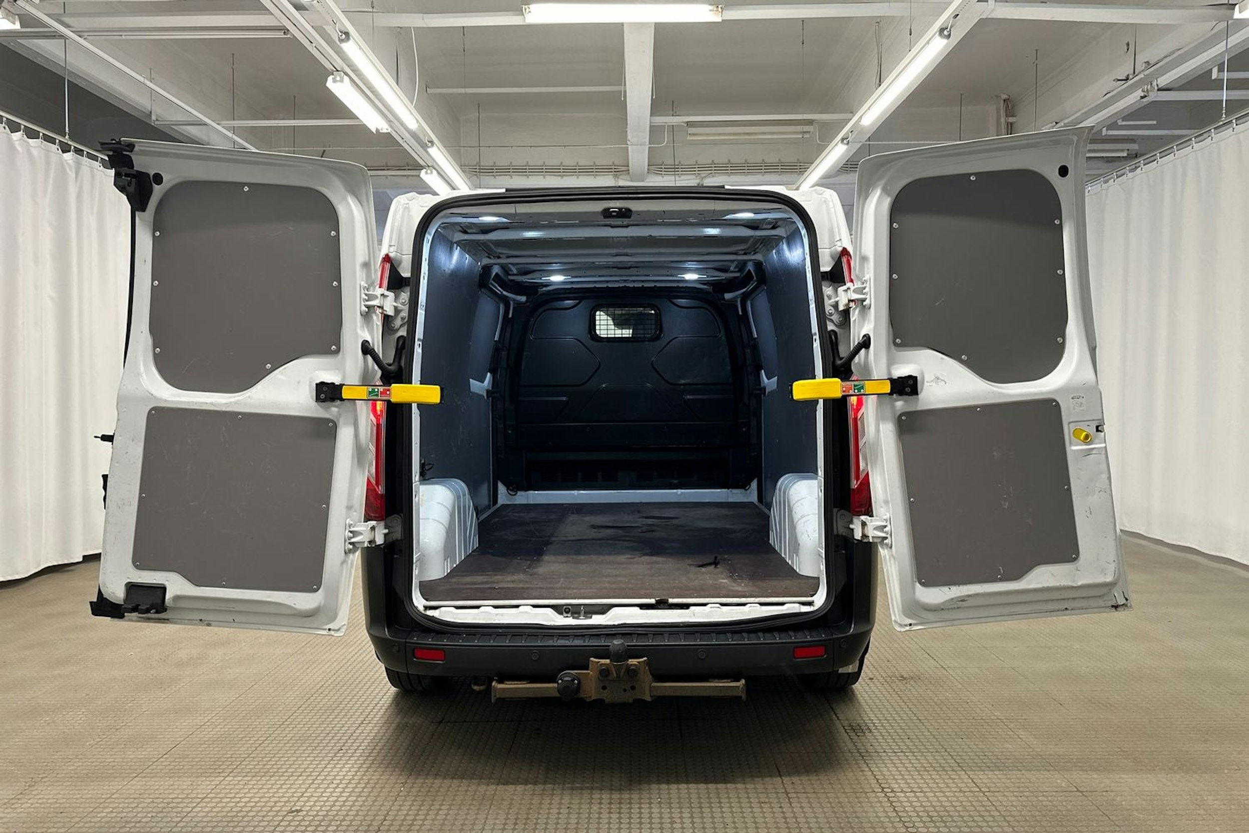 valkoinen Ford Transit Custom 2021 kuva 10.
