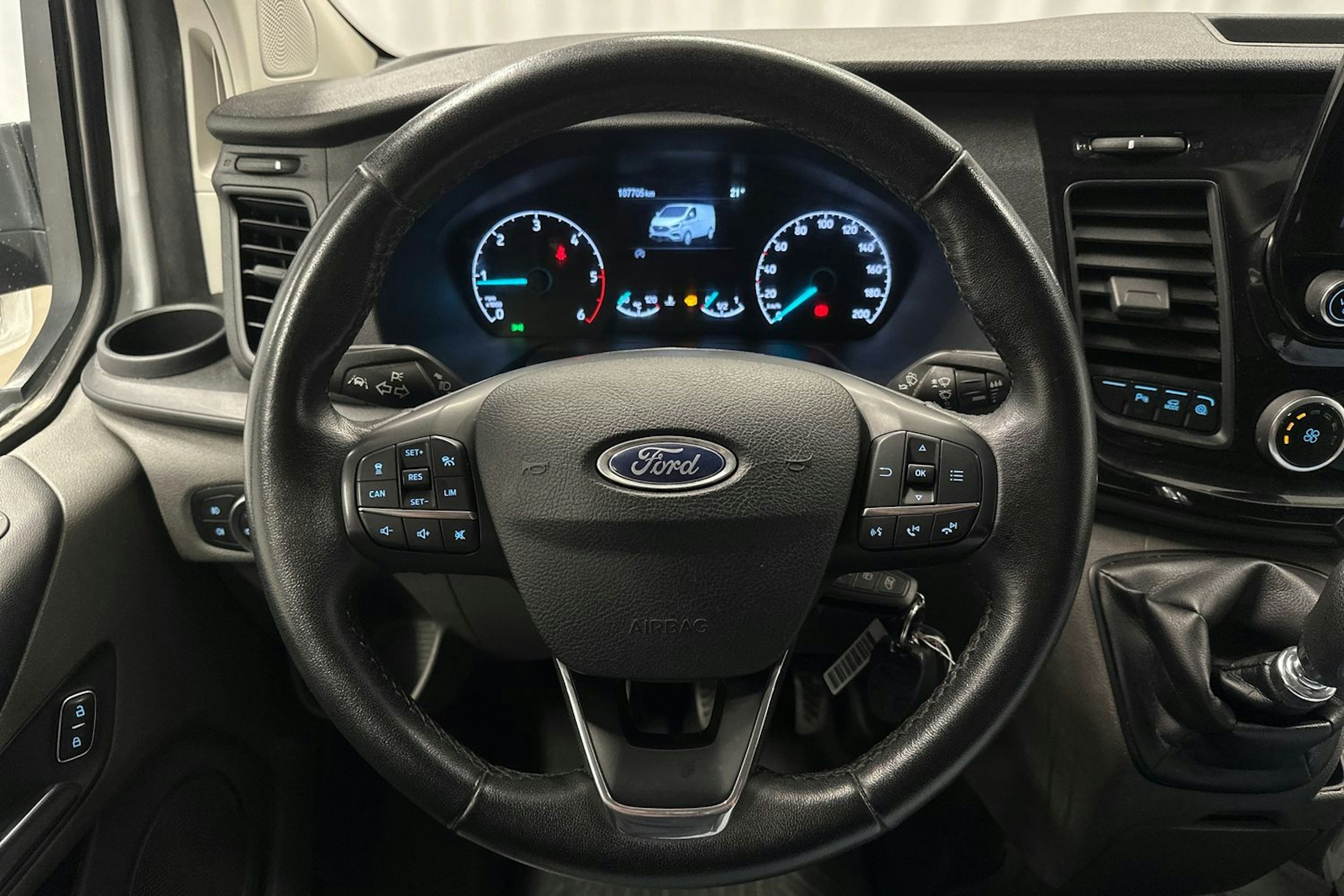 valkoinen Ford Transit Custom 2021 kuva 16.