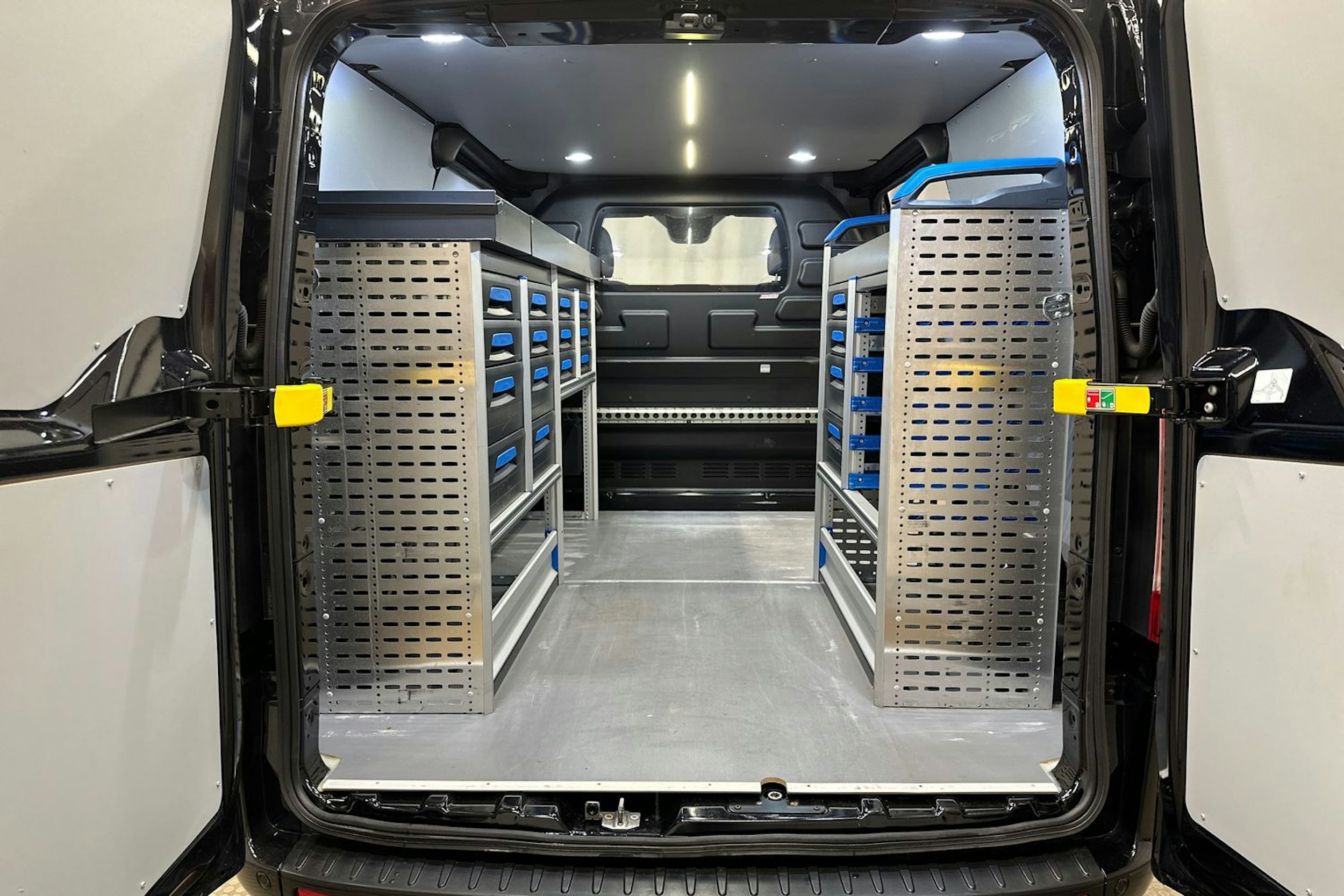 musta Ford Transit Custom 2021 kuva 25.