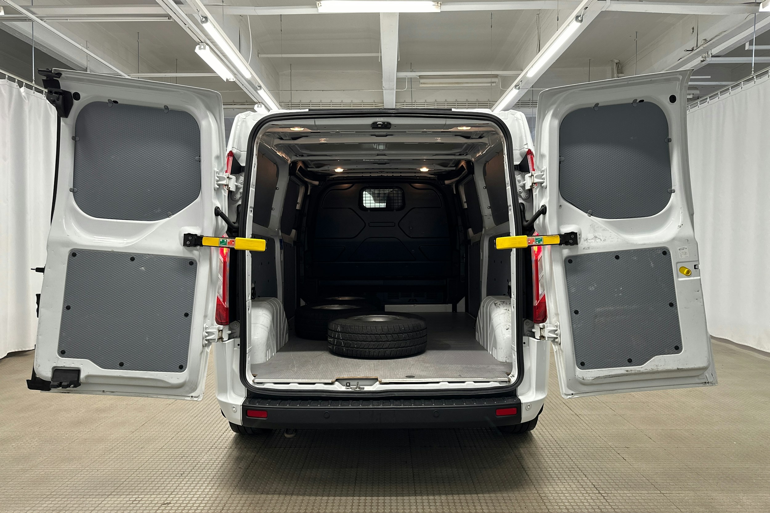 valkoinen Ford Transit Custom 2021 kuva 10.