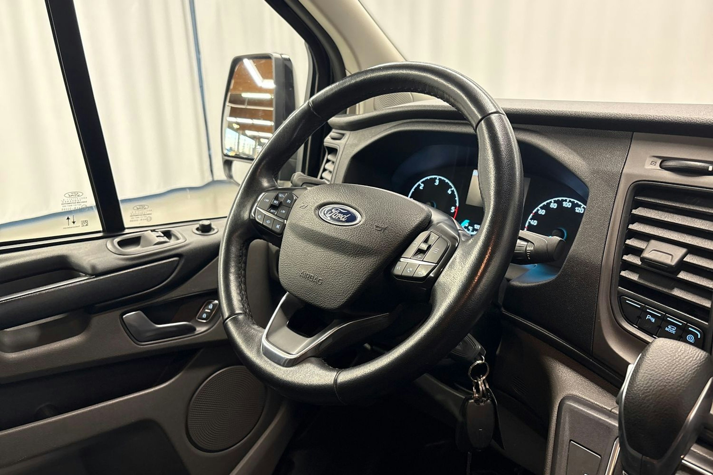 musta Ford Transit Custom 2021 kuva 13.