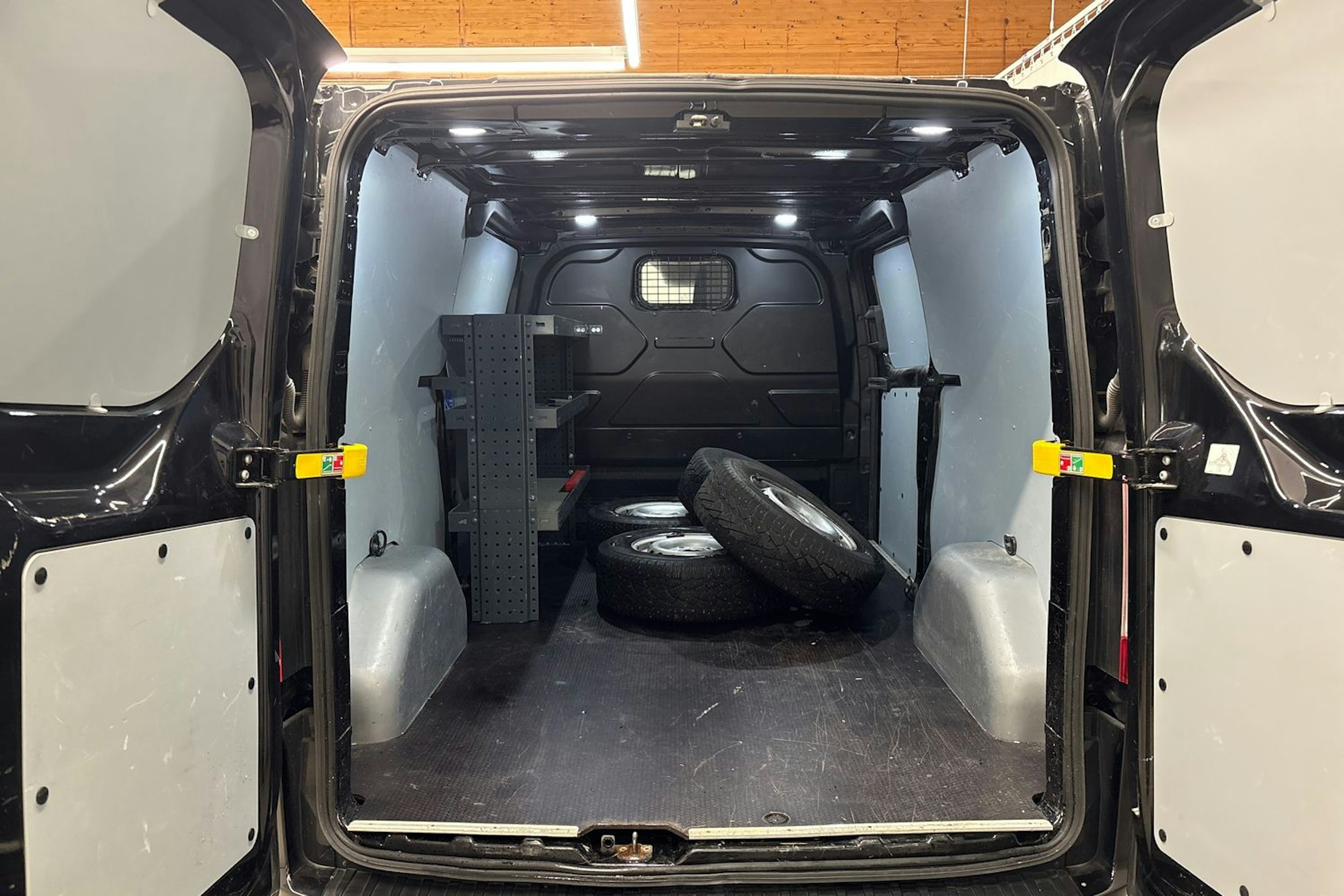 musta Ford Transit Custom 2021 kuva 26.
