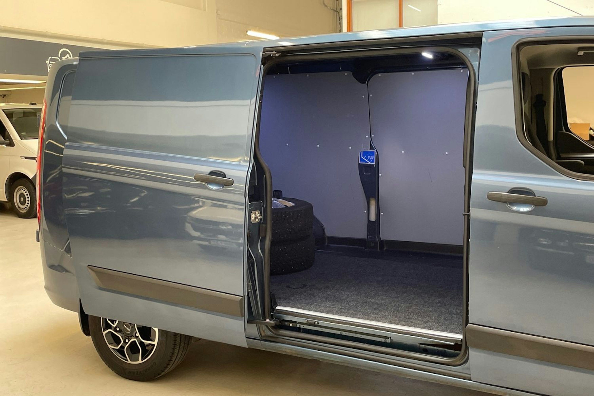 sininen Ford Transit Custom 2021 kuva 12.