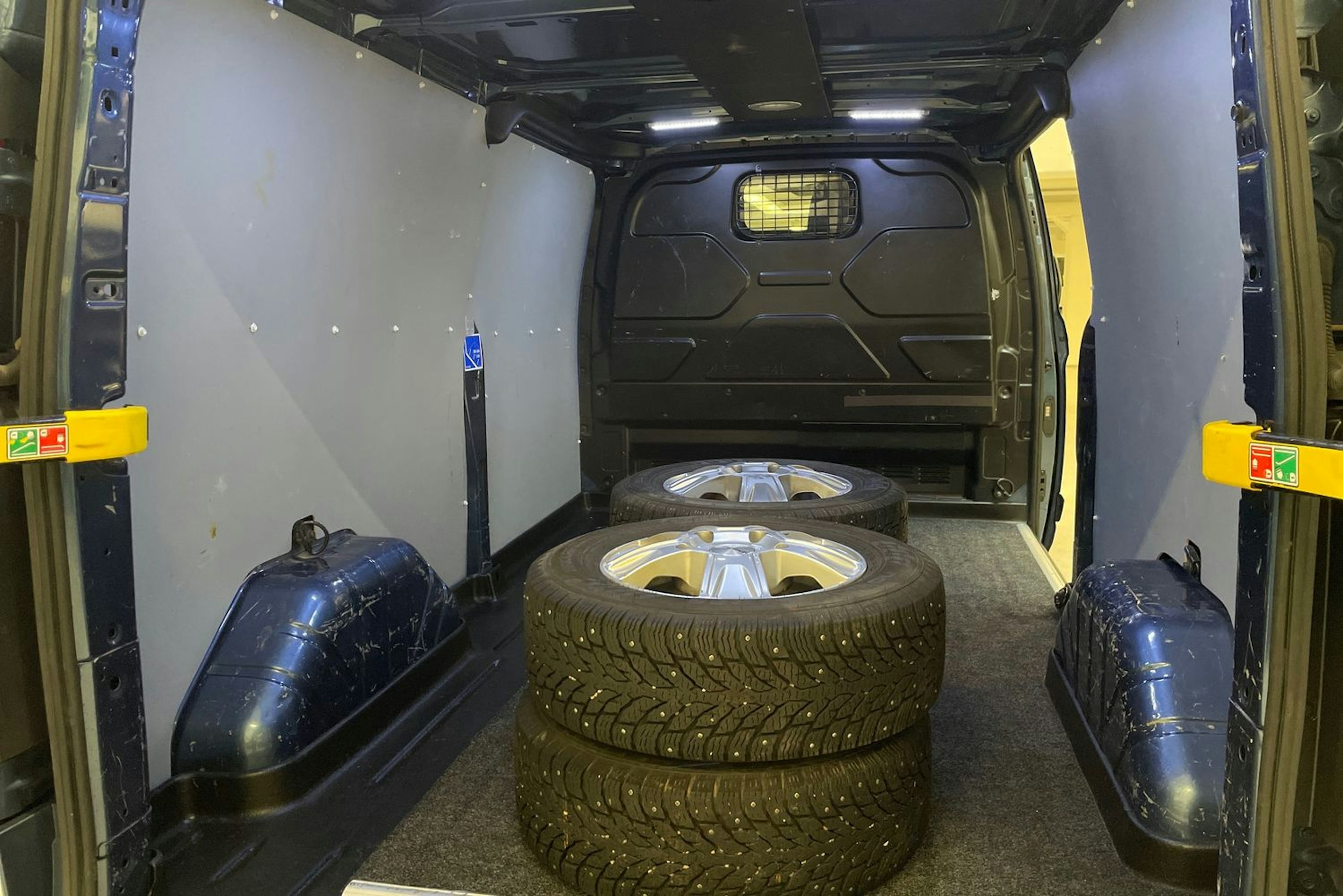sininen Ford Transit Custom 2021 kuva 15.